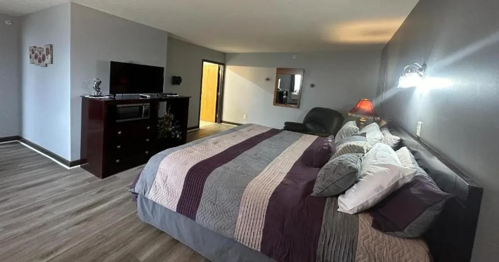 Bed in Fairway Inn Florence Indiana