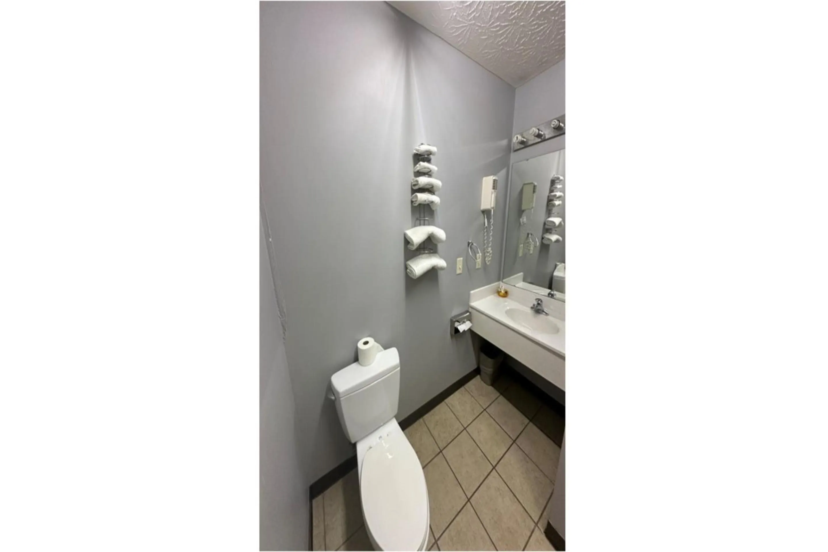 Bathroom in Fairway Inn Florence Indiana