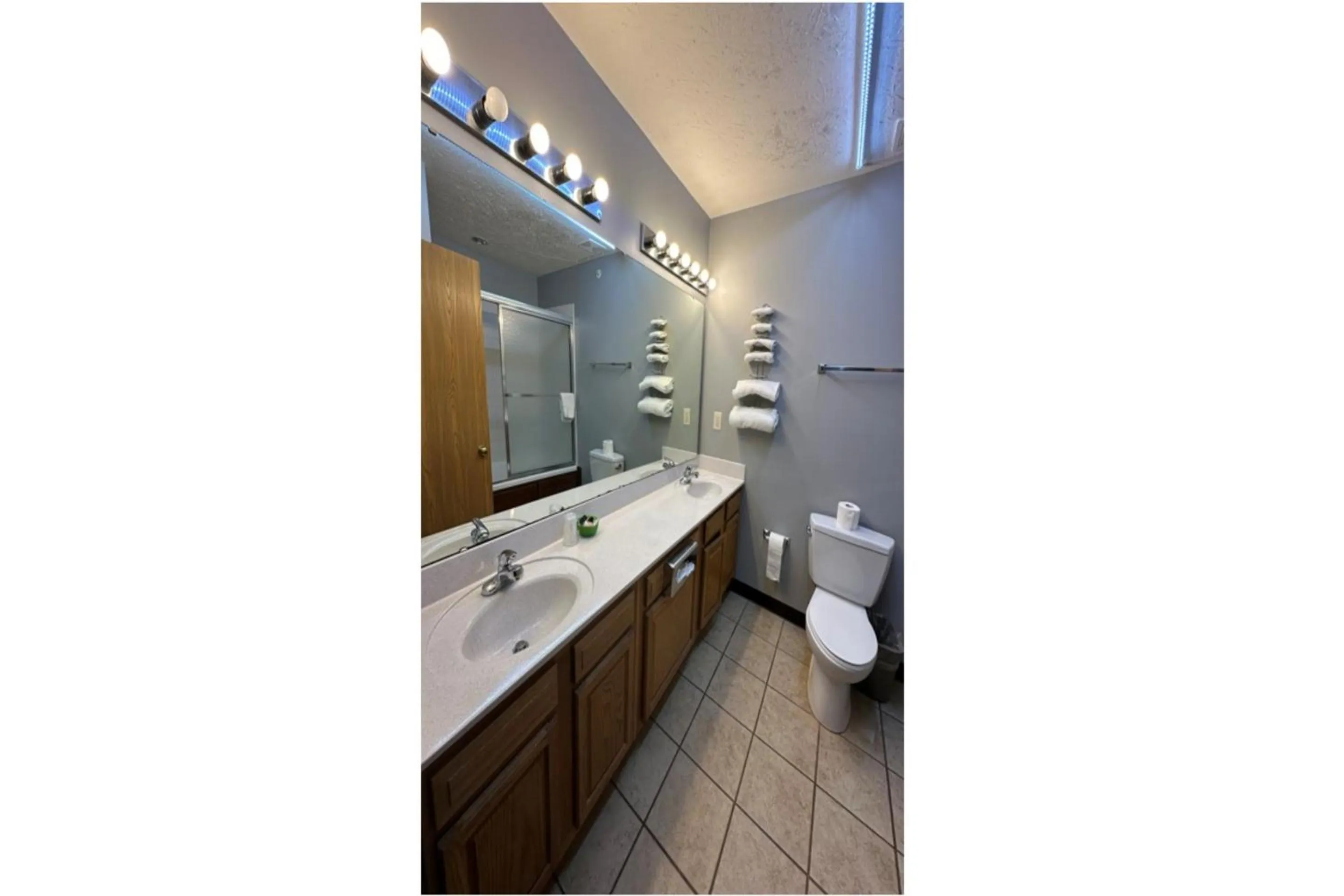 Bathroom in Fairway Inn Florence Indiana