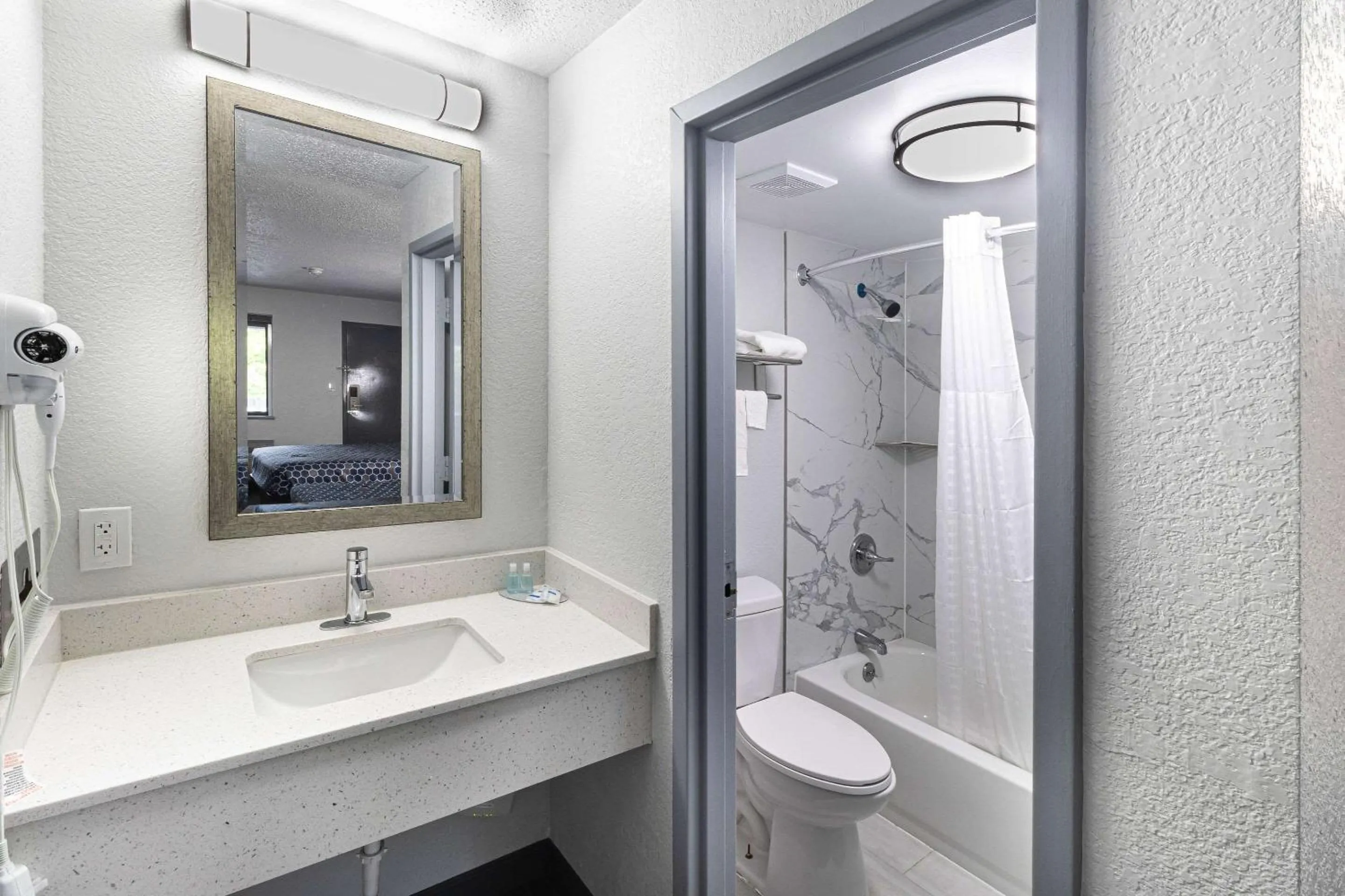 Bedroom in Rodeway Inn At Fort Lee