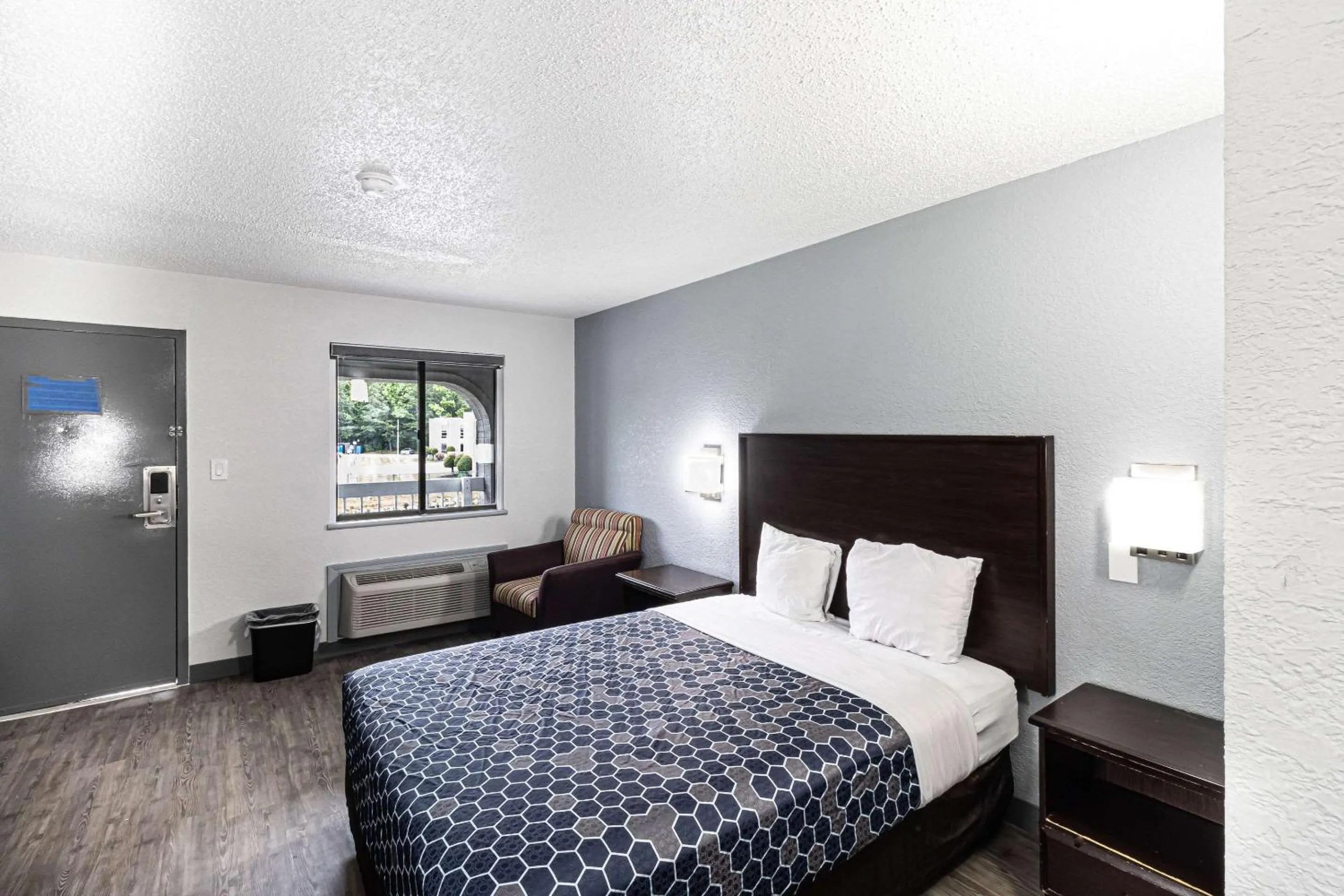 Bedroom, Bed in Rodeway Inn At Fort Lee