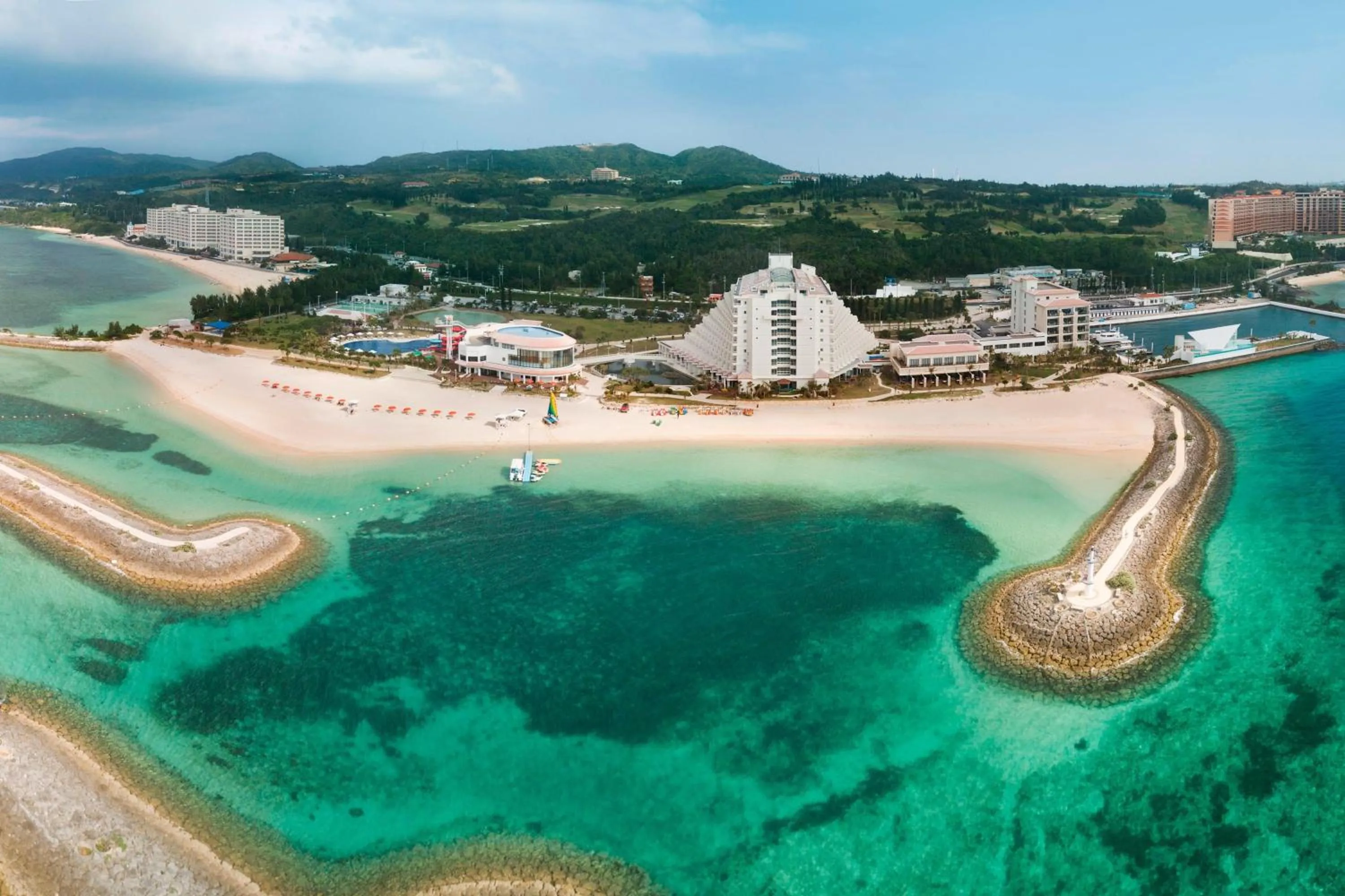 Beach in Sheraton Okinawa Sunmarina Resort