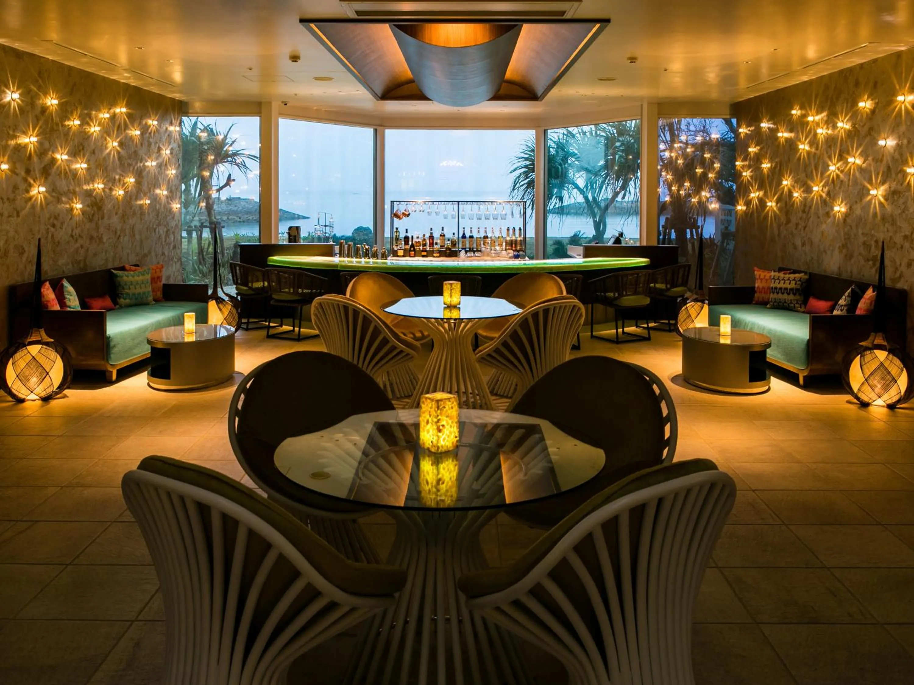 Lounge or bar in Sheraton Okinawa Sunmarina Resort