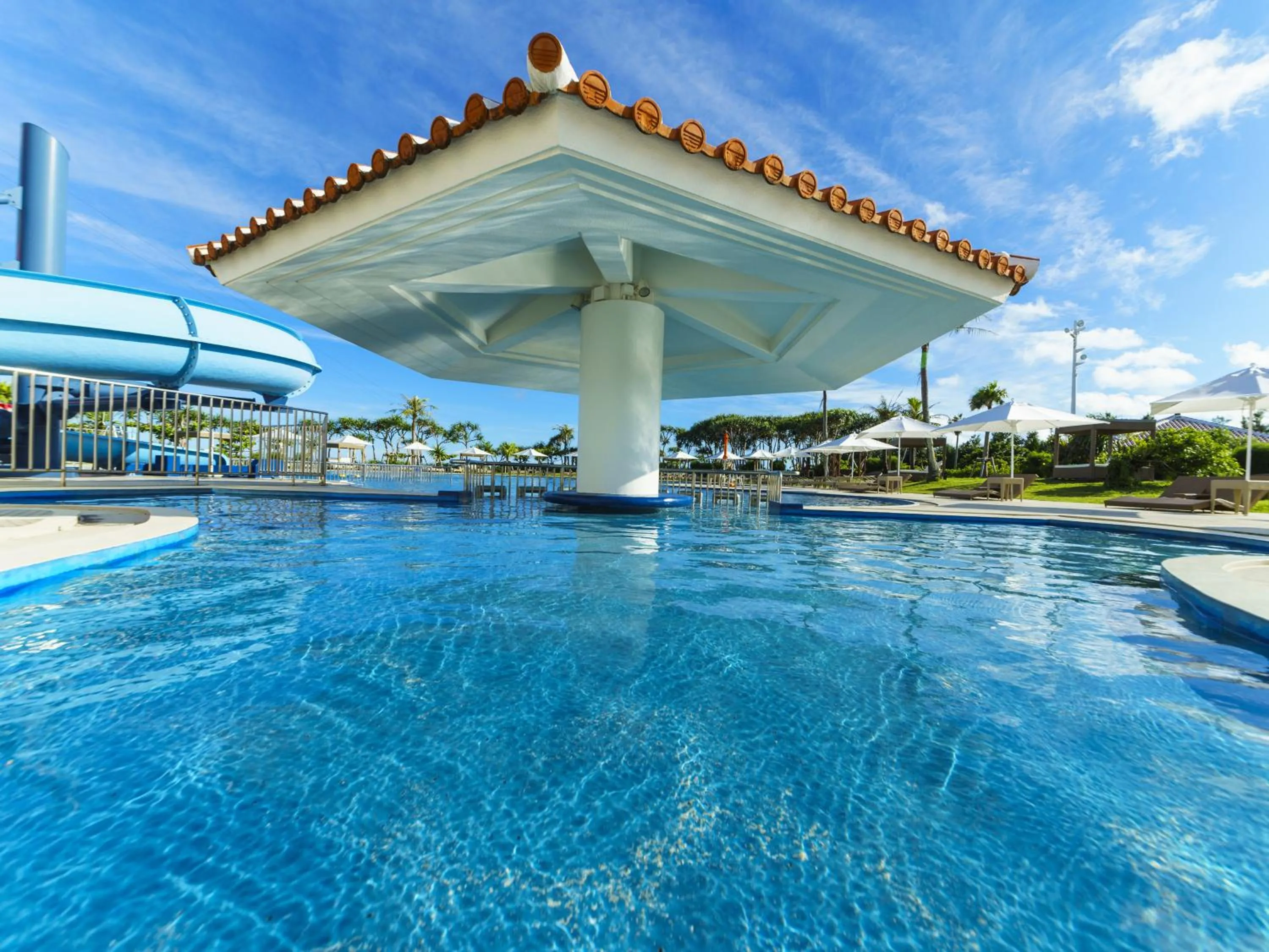 Swimming pool in Sheraton Okinawa Sunmarina Resort