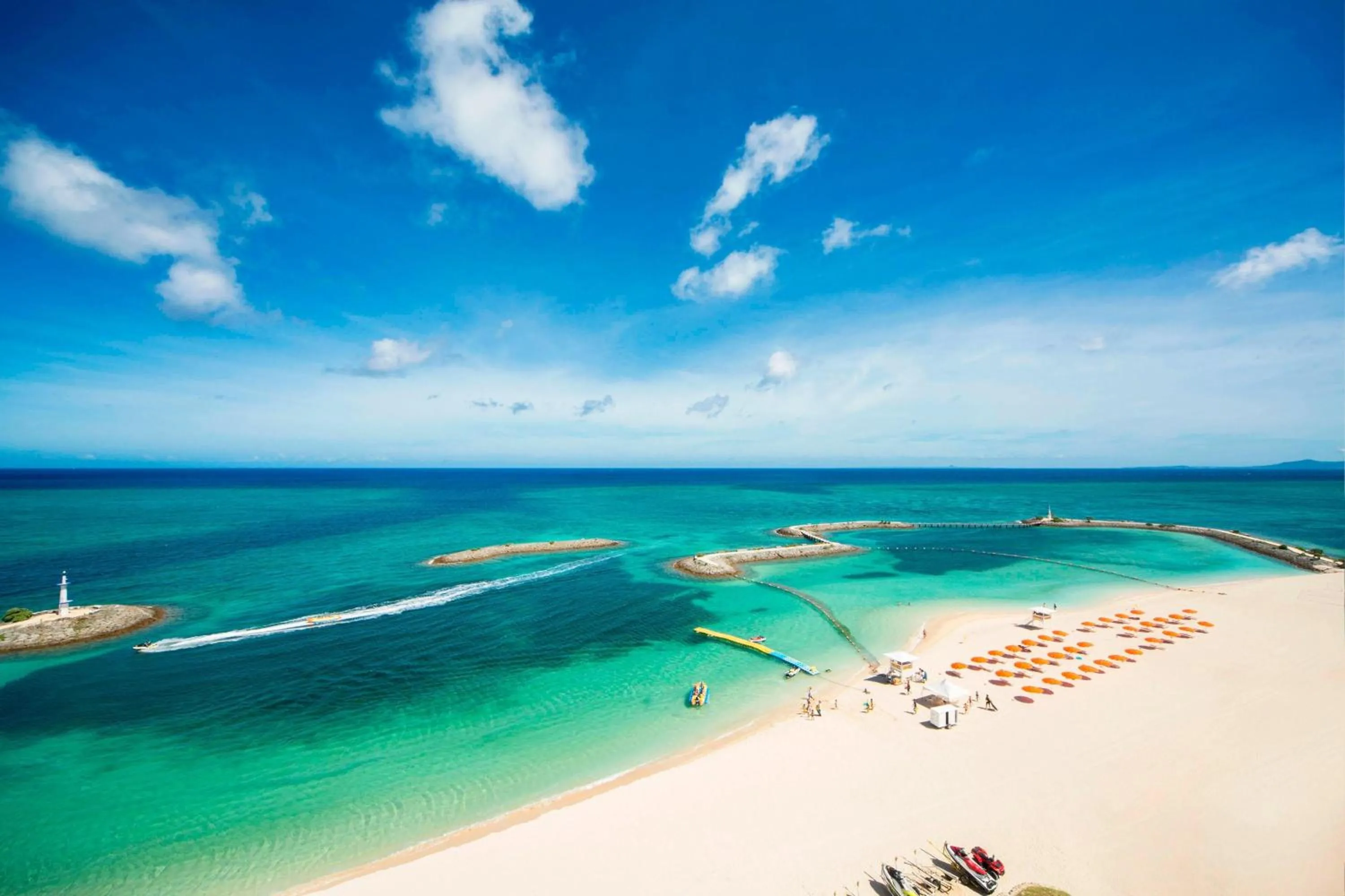 Beach in Sheraton Okinawa Sunmarina Resort
