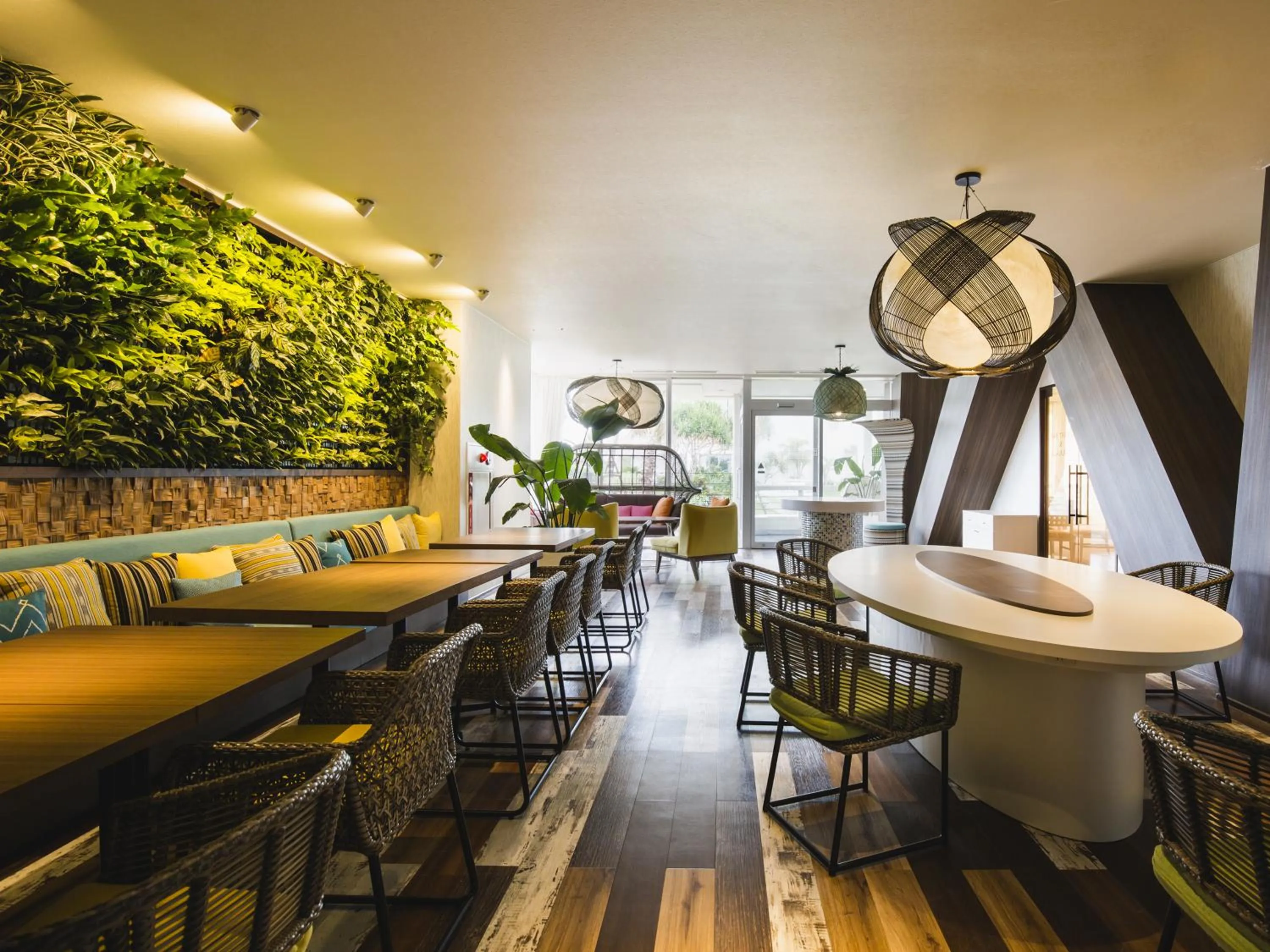 Lounge or bar in Sheraton Okinawa Sunmarina Resort