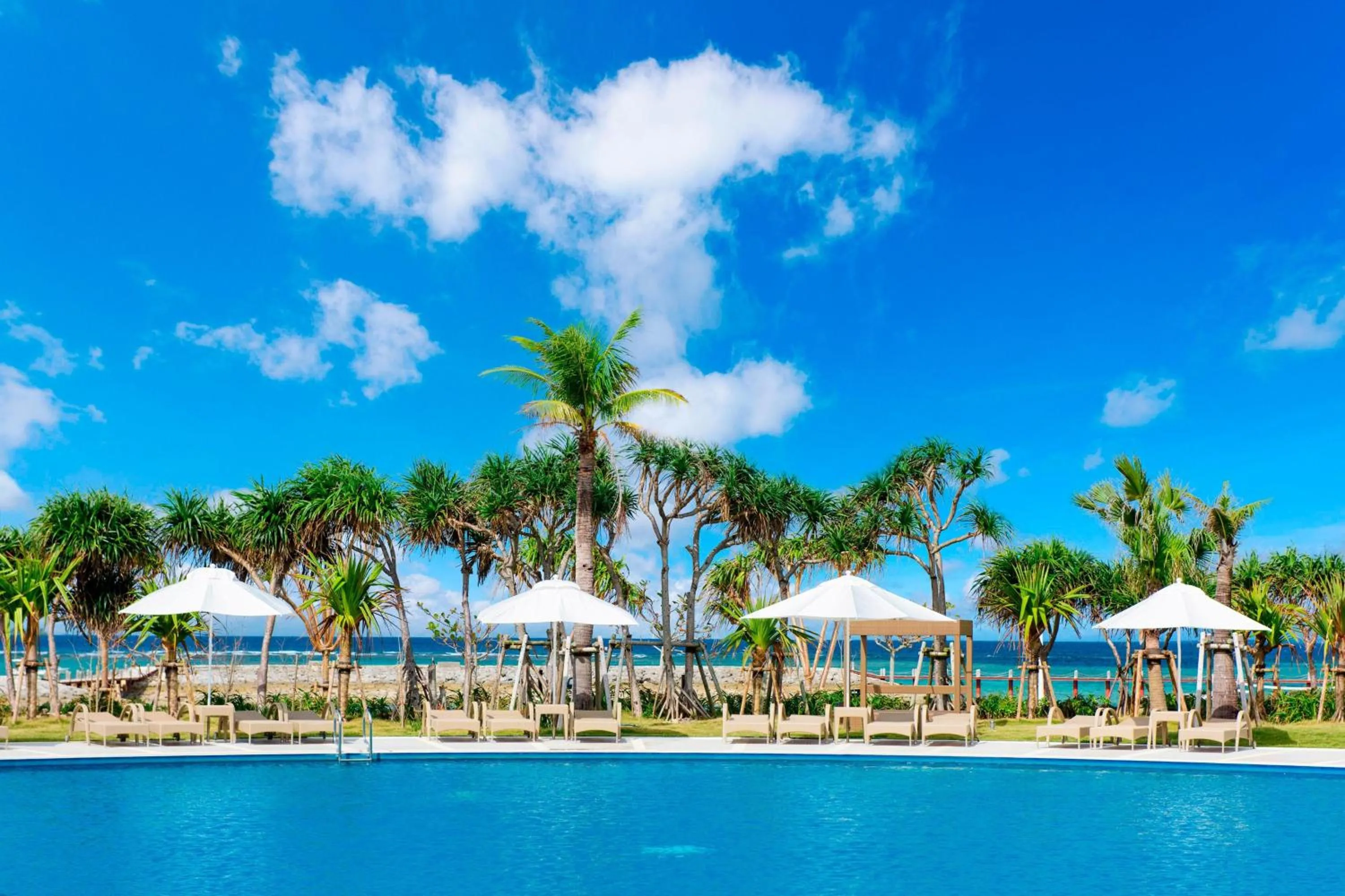 Swimming pool in Sheraton Okinawa Sunmarina Resort