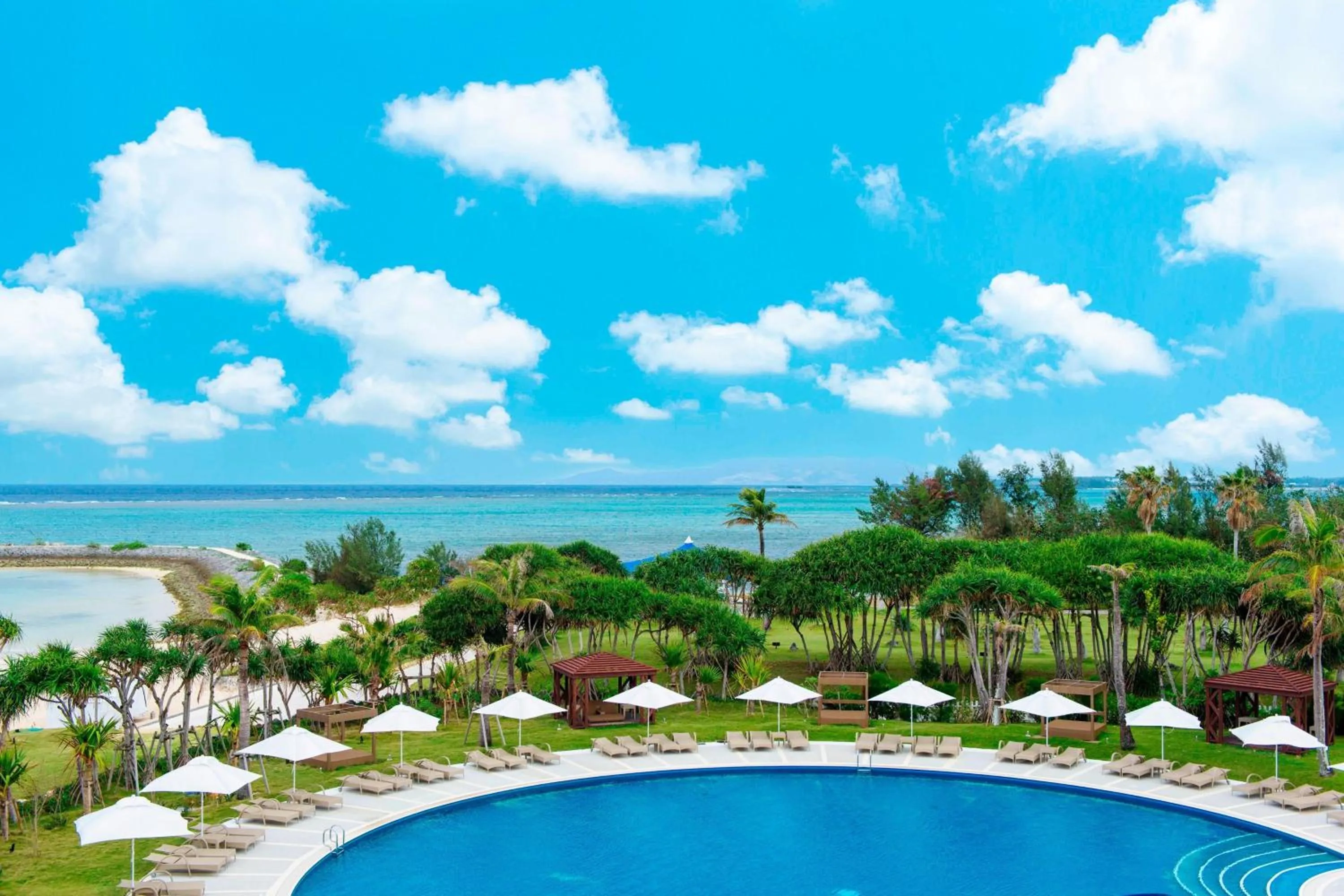 Swimming pool in Sheraton Okinawa Sunmarina Resort