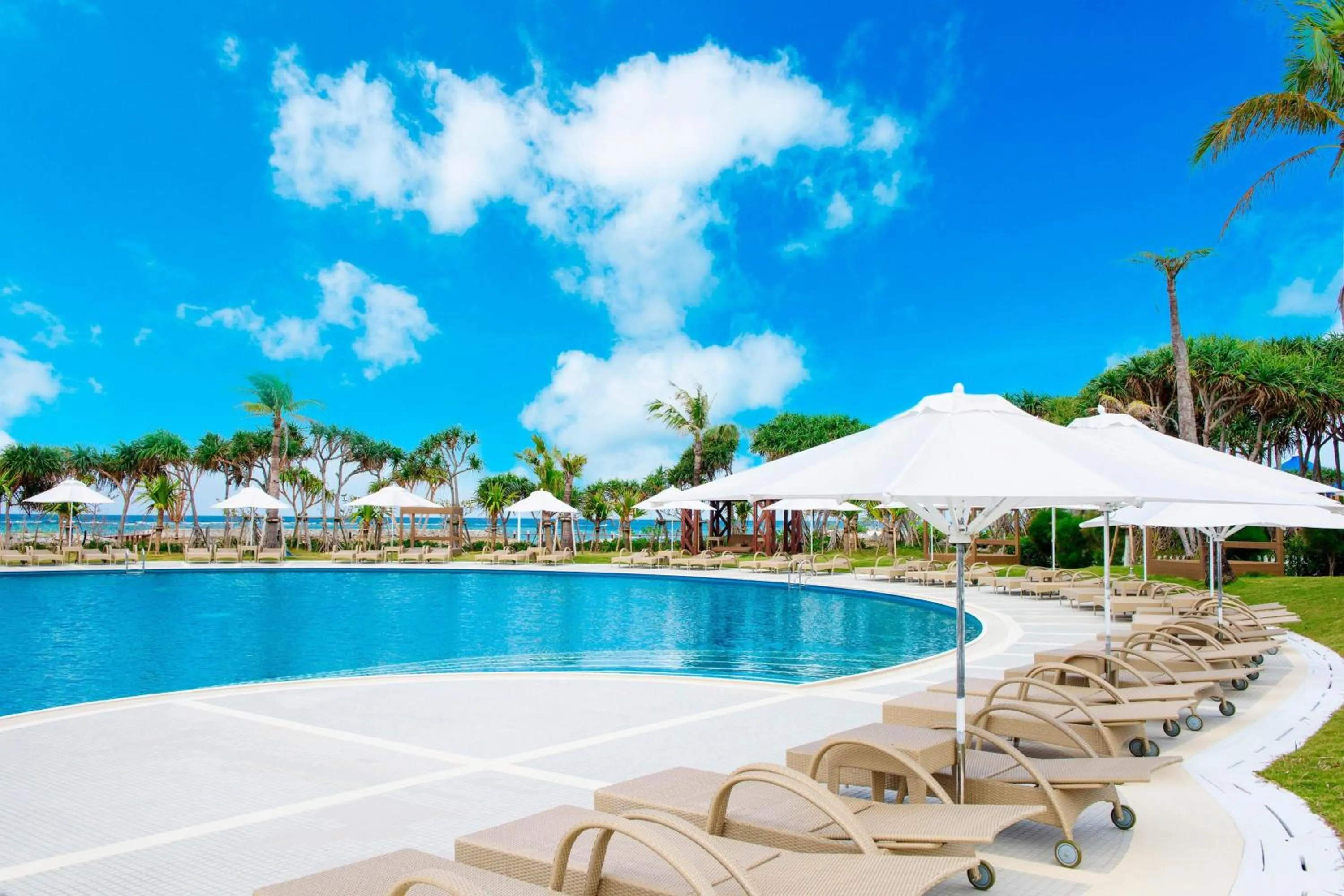 Swimming pool in Sheraton Okinawa Sunmarina Resort