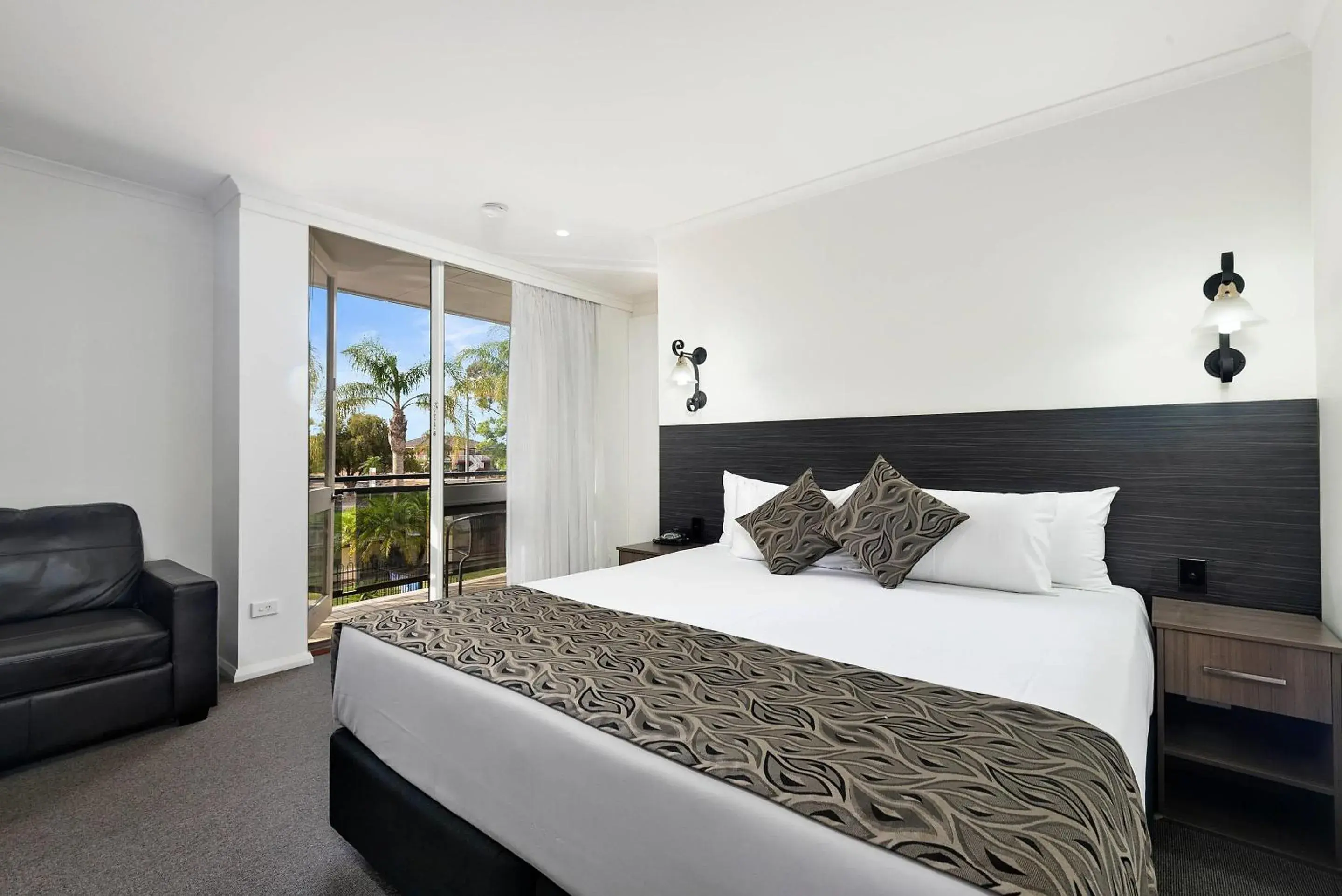 Deluxe King Room with Pool View - Non Smoking in Econo Lodge Mildura Deluxe King Room with Pool View - Non Smoking in Econo Lodge Mildura