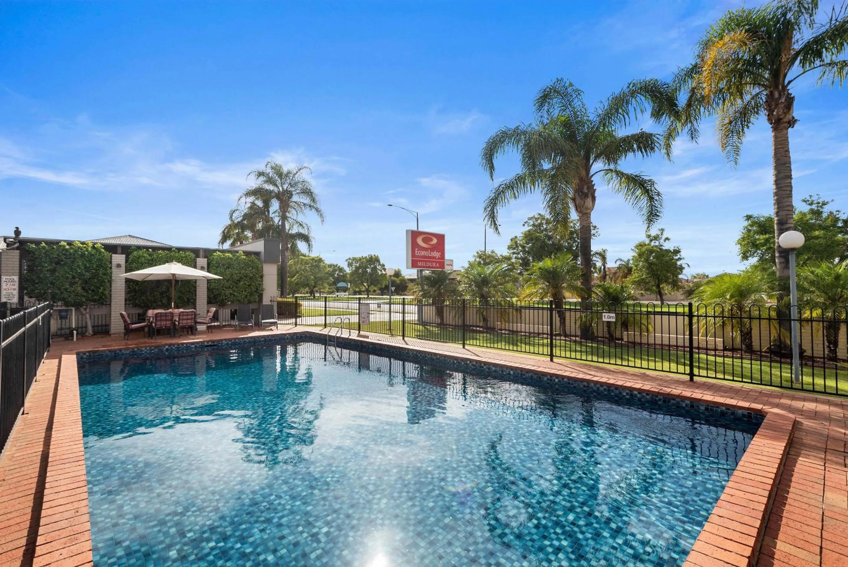 Swimming pool in Econo Lodge Mildura