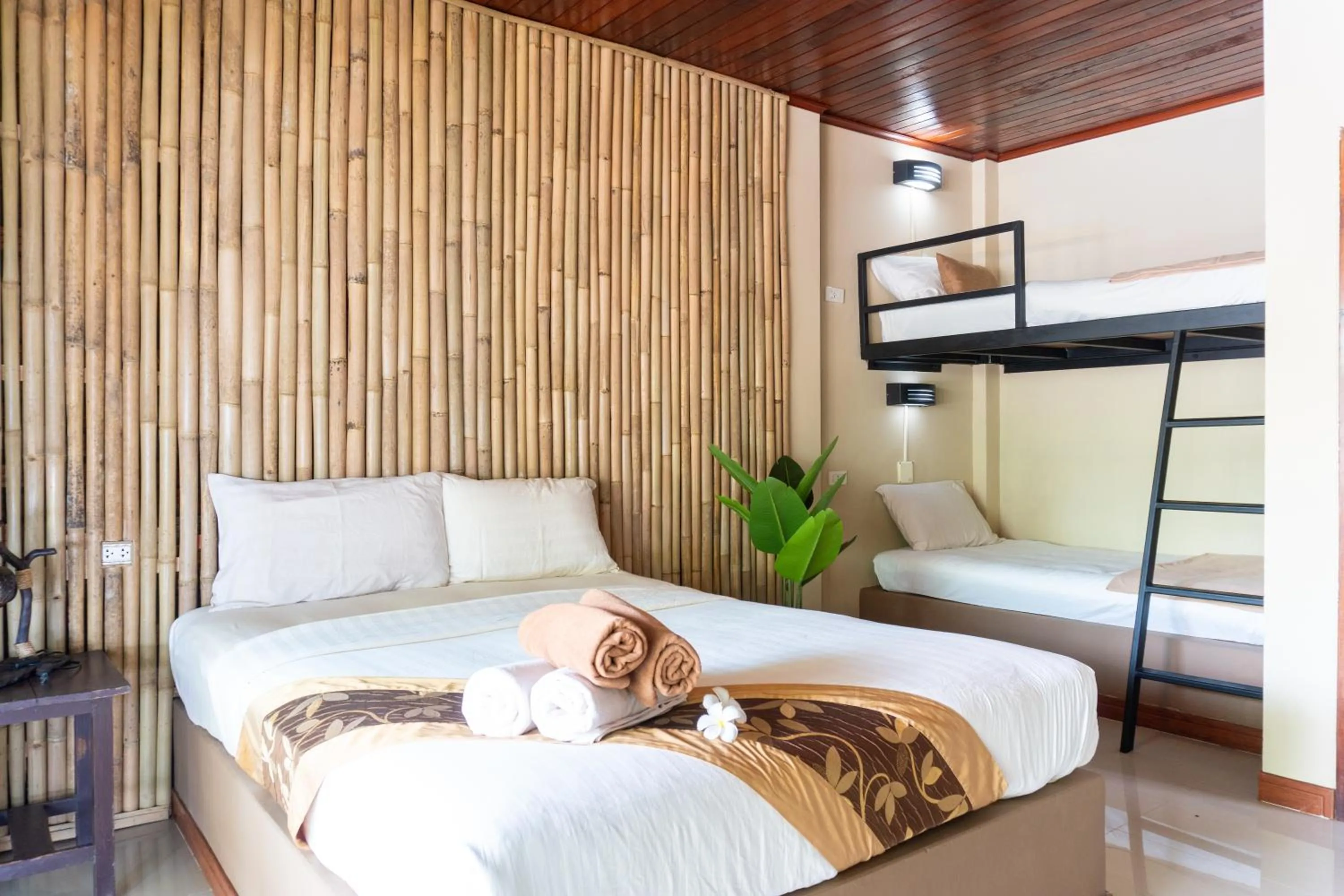 Bedroom, Bed in Lanta Riviera Beach Resort
