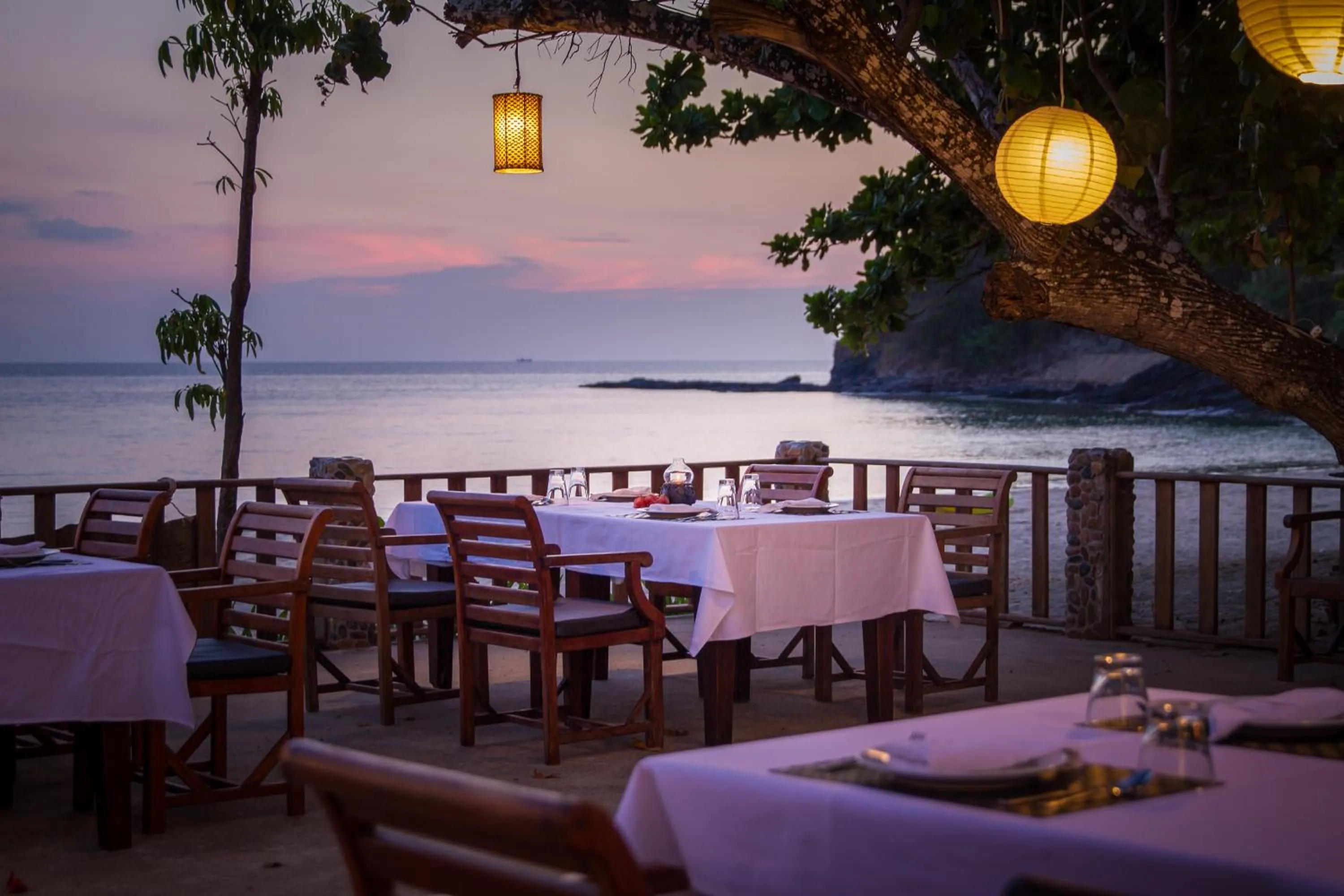 Restaurant/places to eat in Anda Lanta Resort