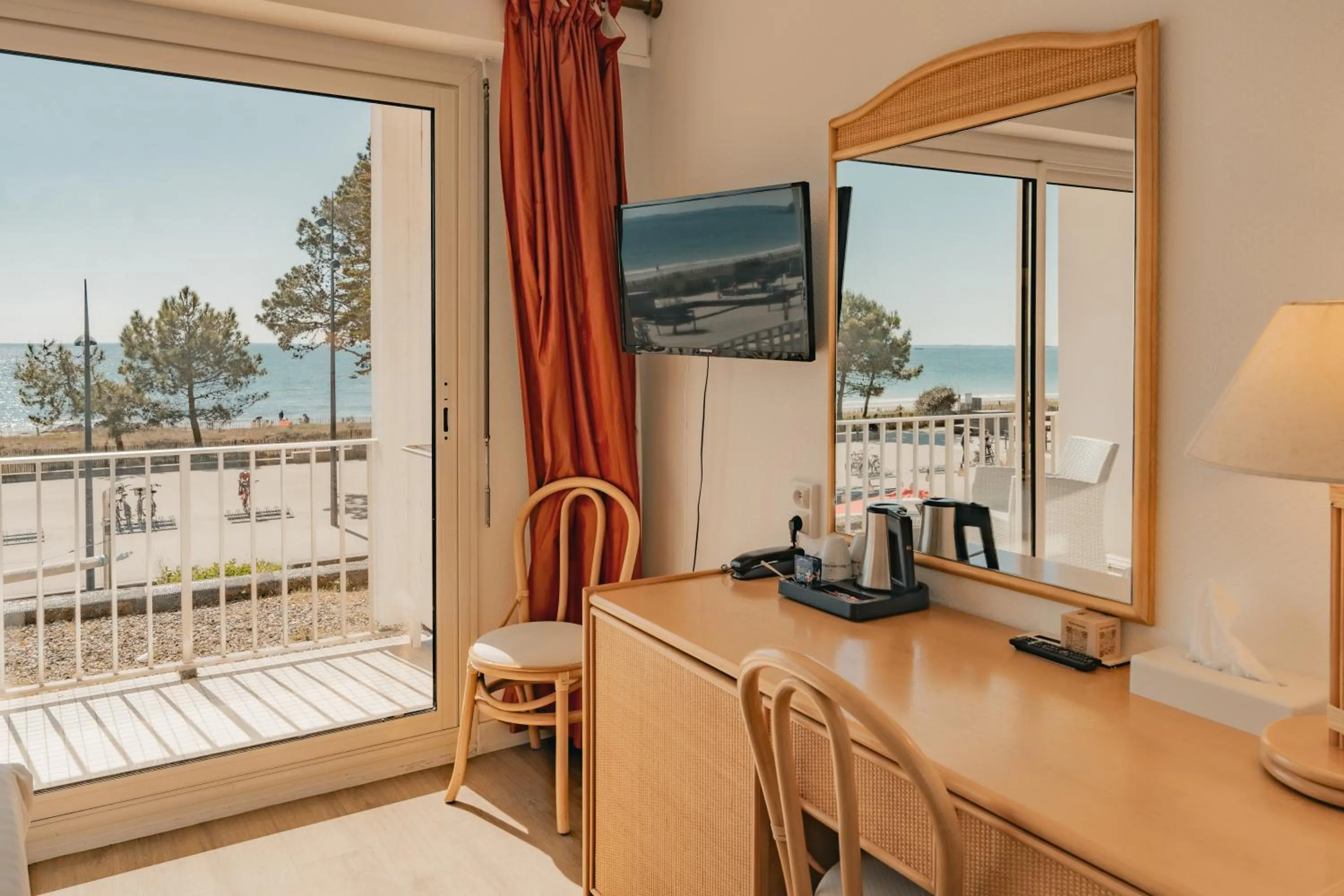 TV and multimedia in Hôtel Édenia - Spa Estime&Sens