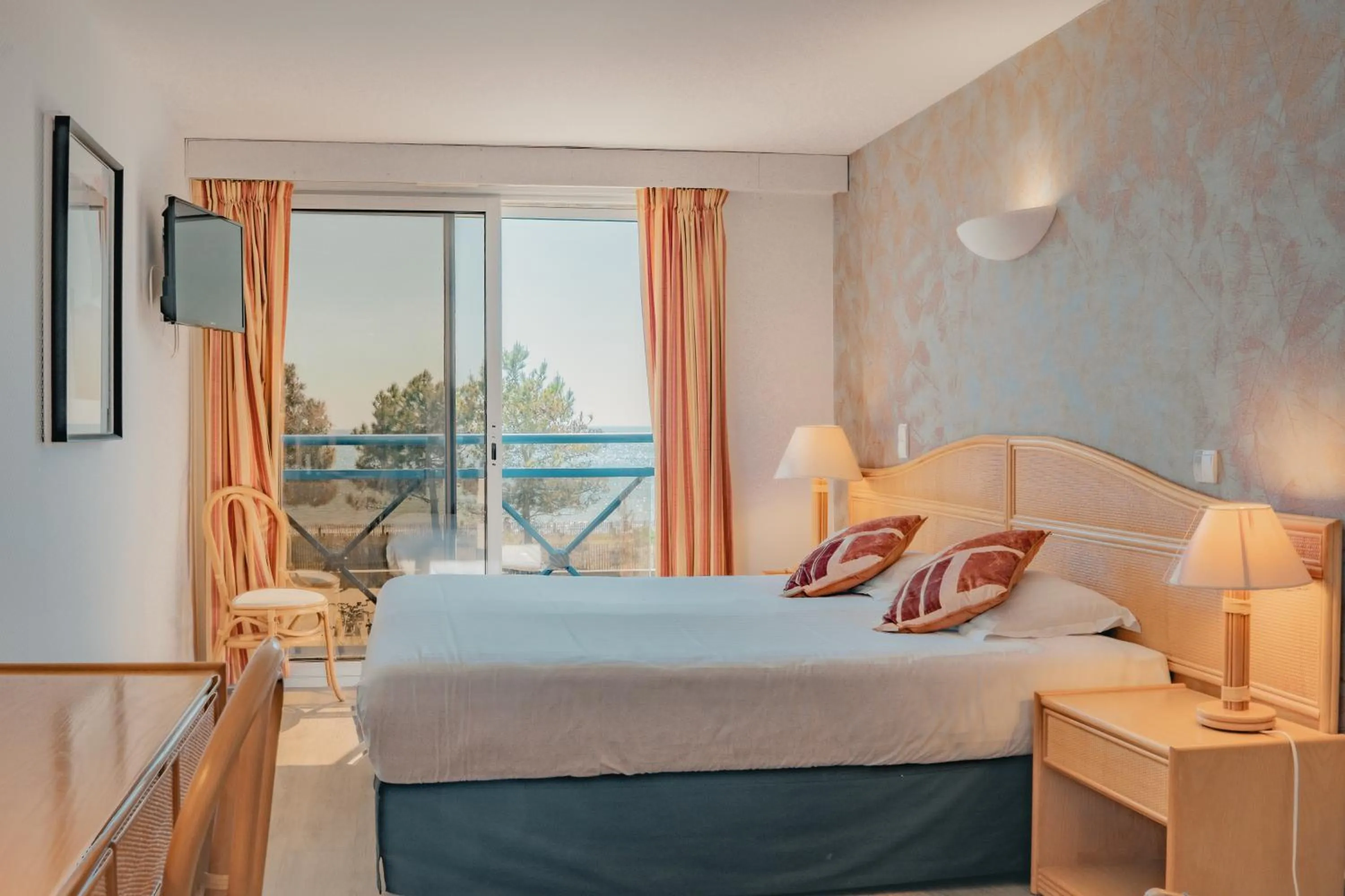 Bed in Hôtel Édenia - Spa Estime&Sens