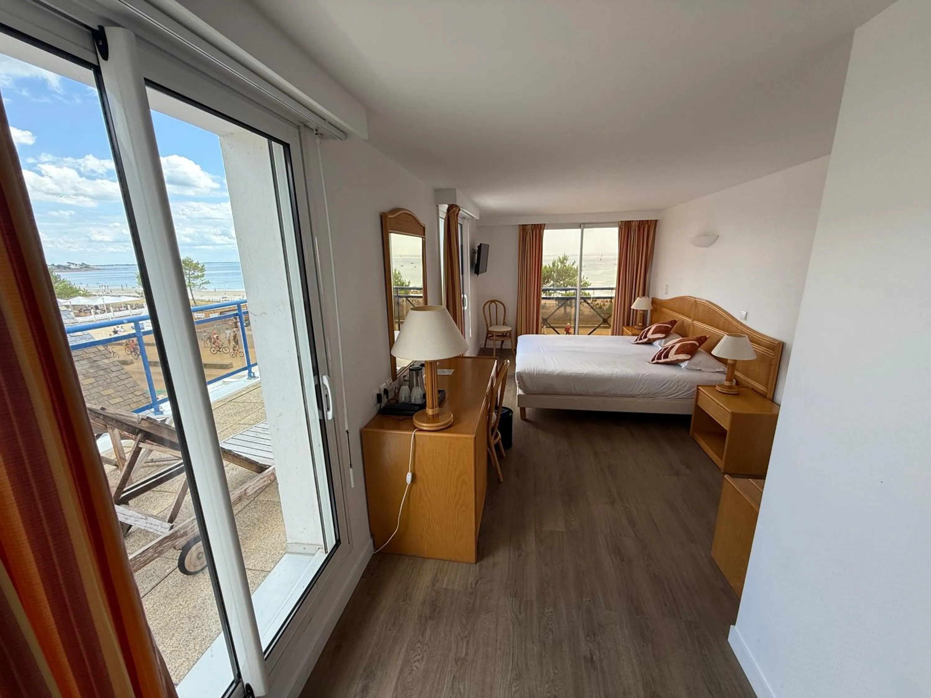 Photo of the whole room, Bed in Hôtel Édenia - Spa Estime&Sens