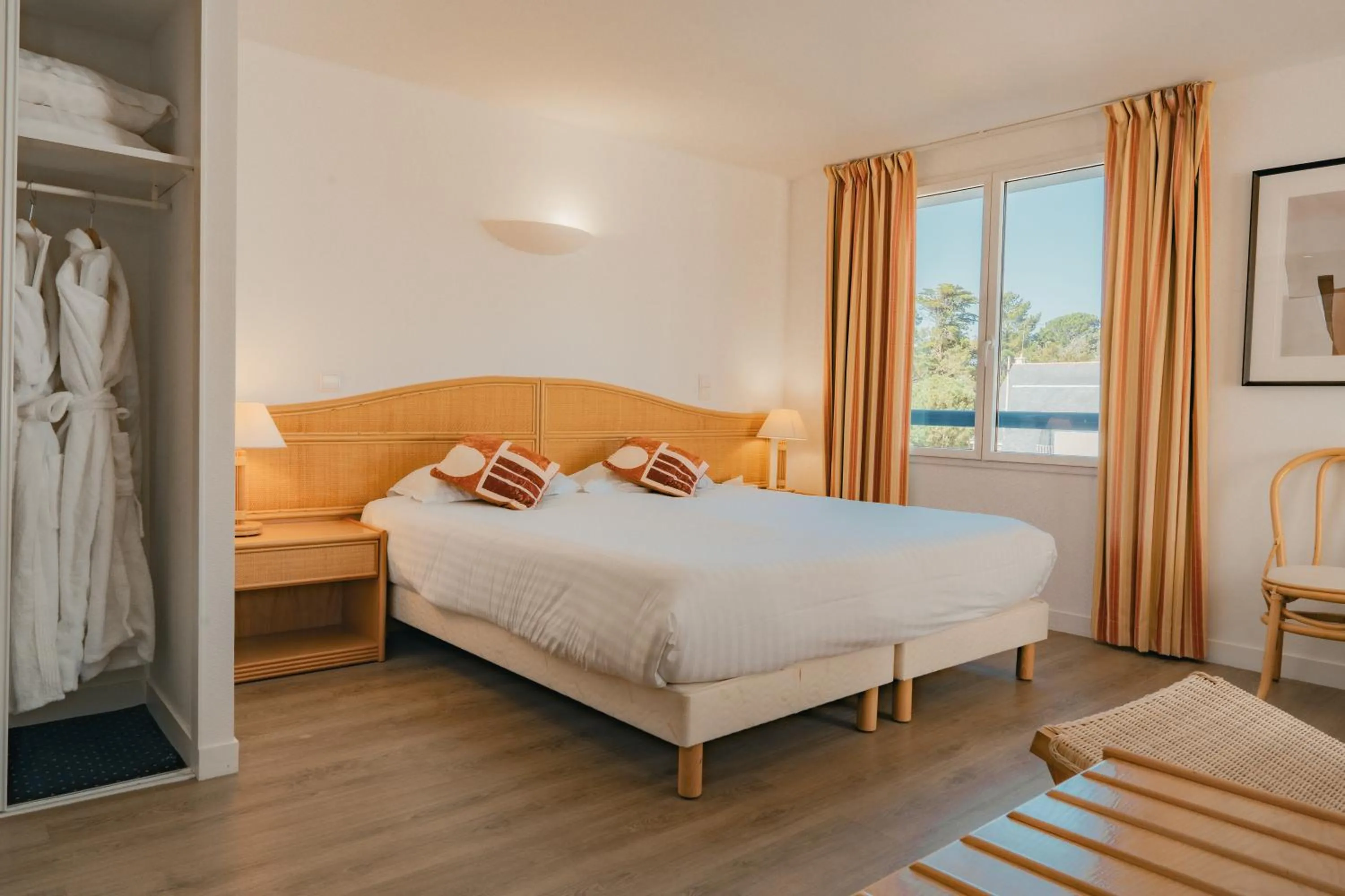 Photo of the whole room, Bed in Hôtel Édenia - Spa Estime&Sens