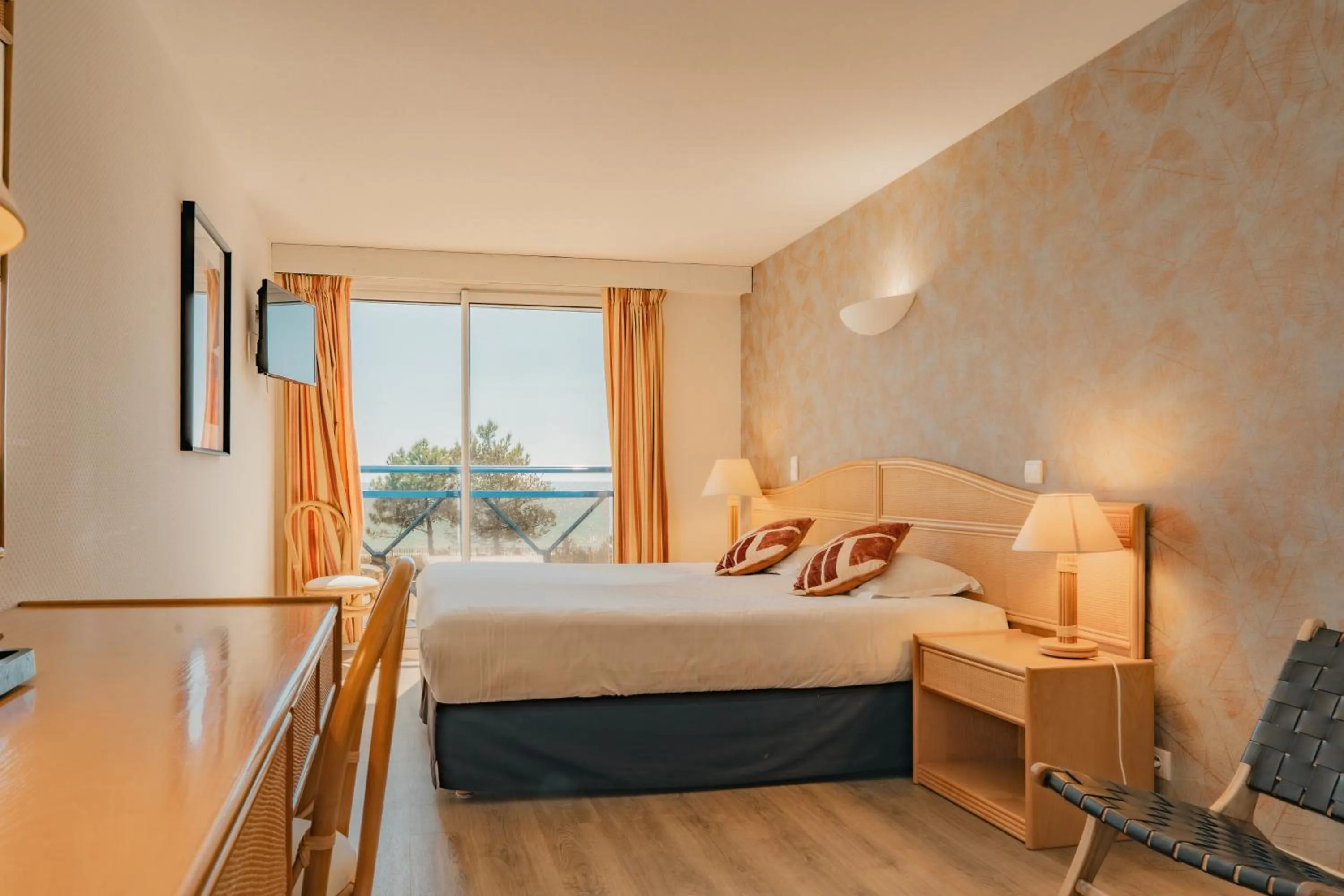 Photo of the whole room, Bed in Hôtel Édenia - Spa Estime&Sens