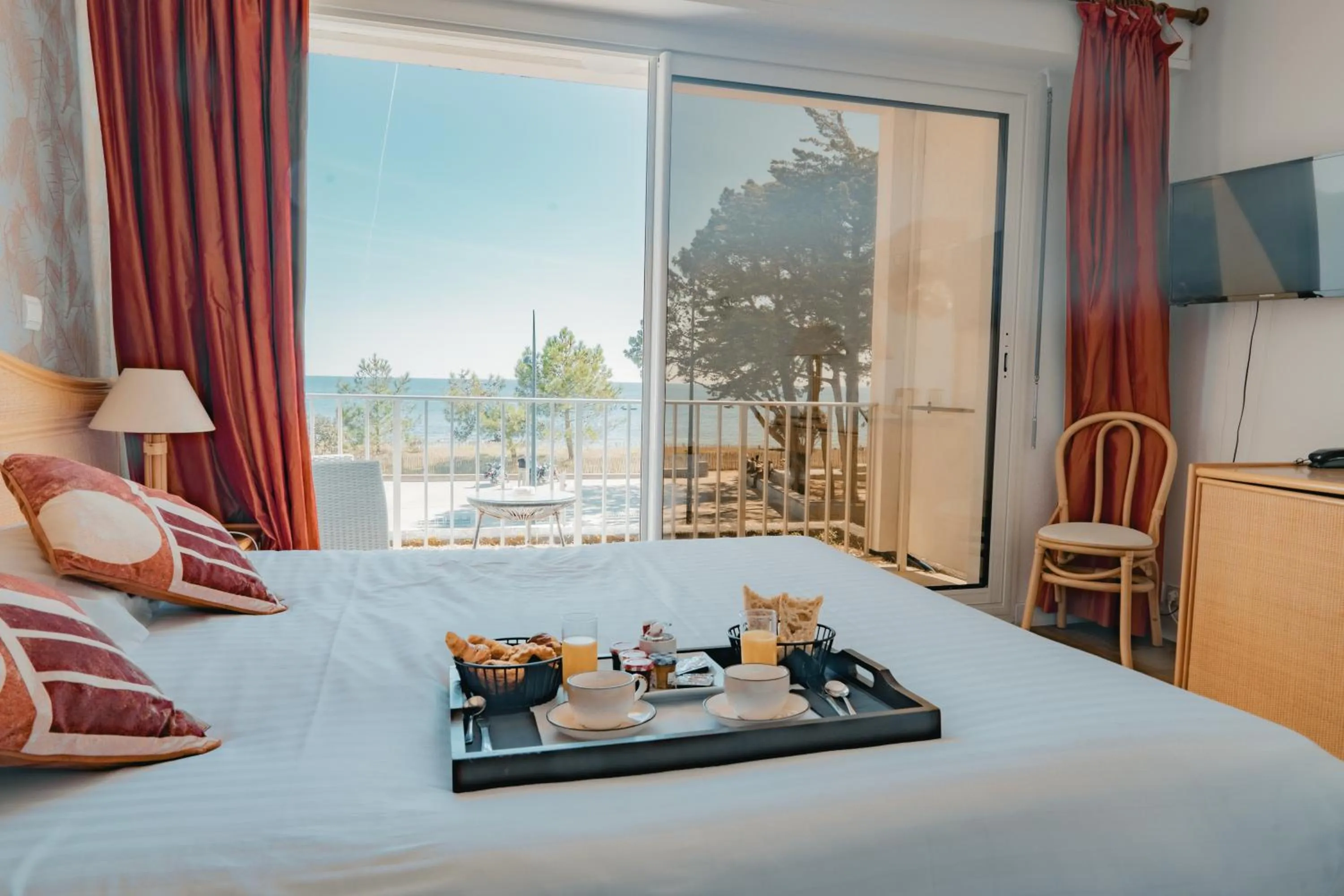 View (from property/room), Bed in Hôtel Édenia - Spa Estime&Sens