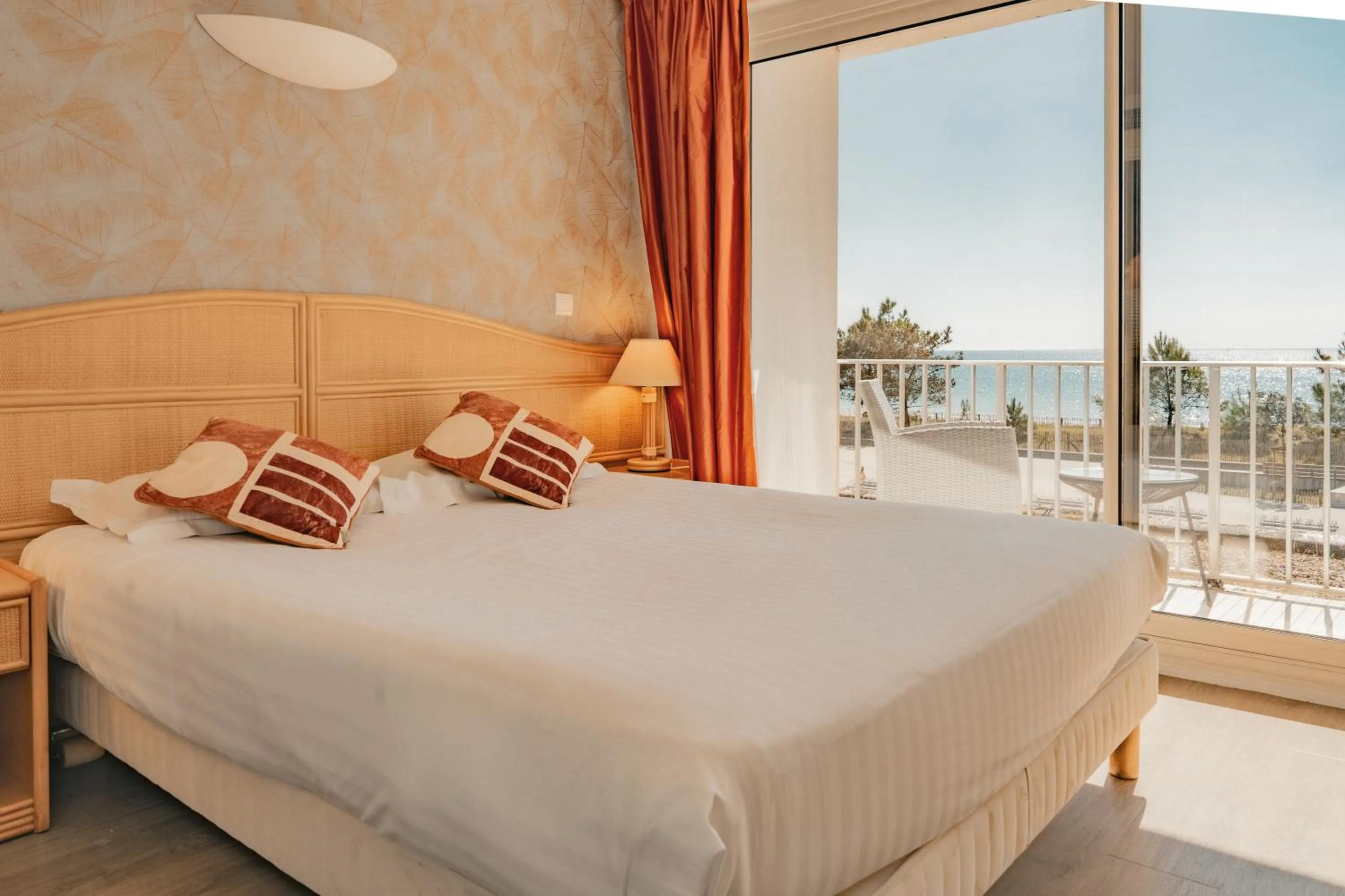 Bed in Hôtel Édenia - Spa Estime&Sens