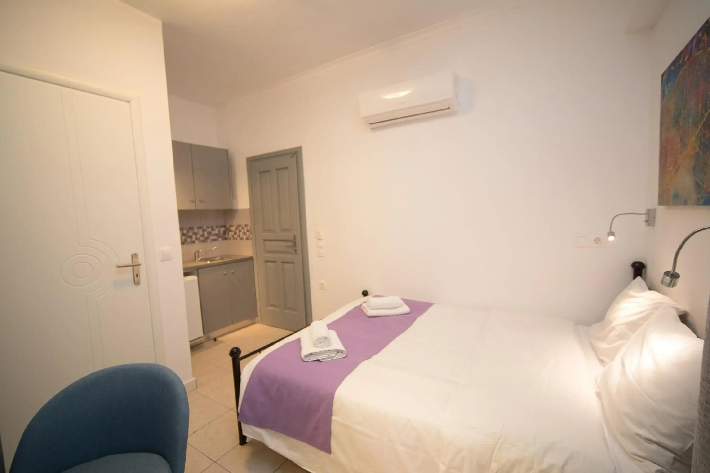 Single Room - Ground Floor in Markakis Studios Fira Town Single Room - Ground Floor in Markakis Studios Fira Town