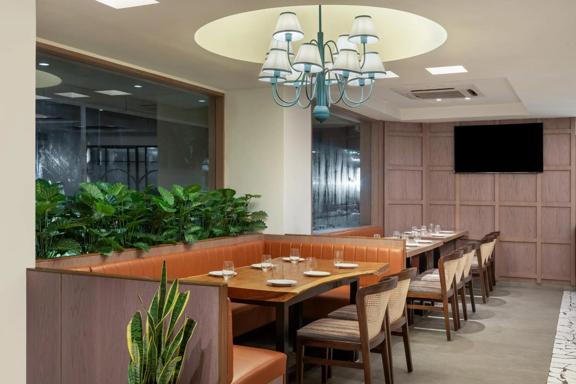 Restaurant/places to eat in Hotel Suncity Residency