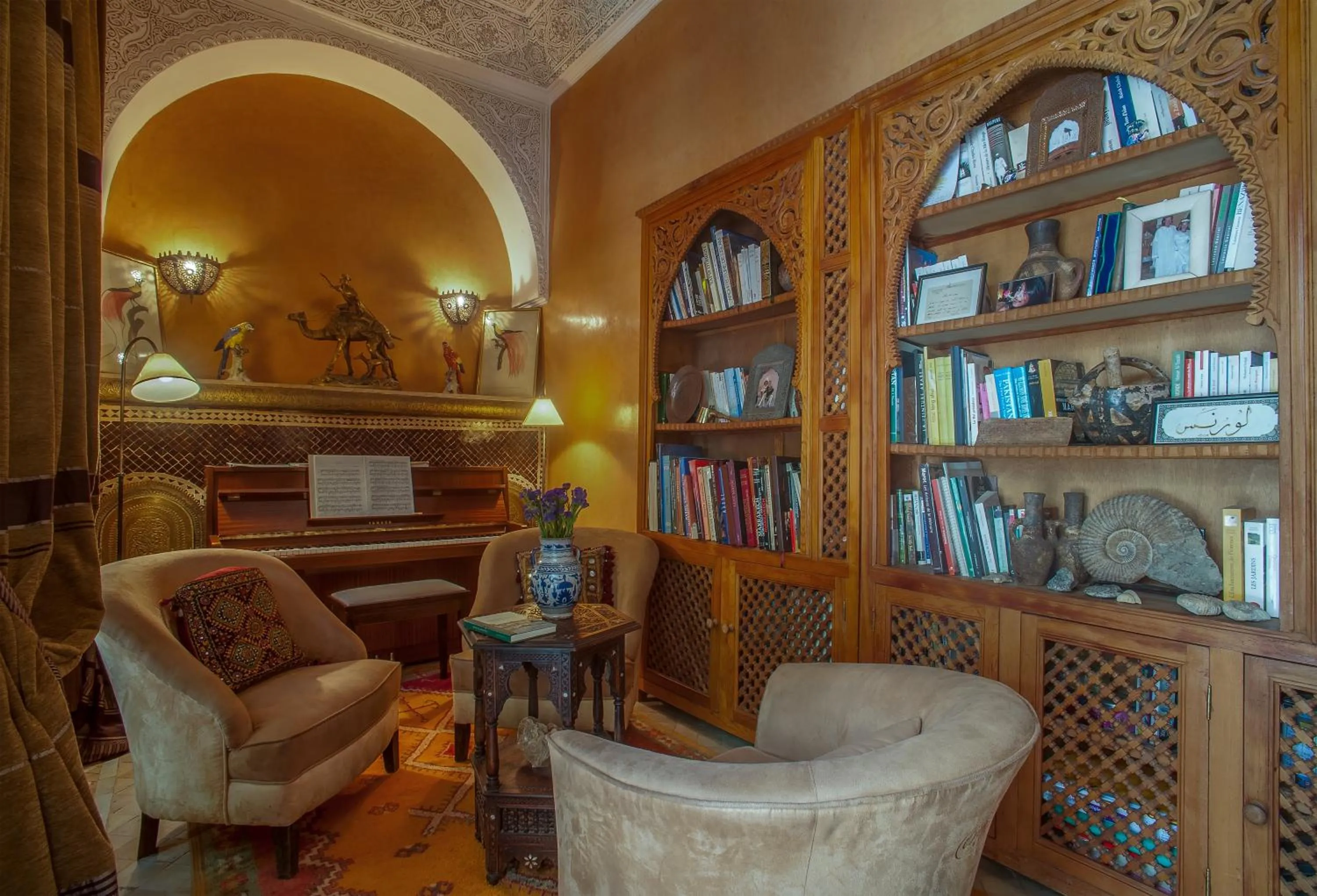 Library in Riad & Spa Laurence Olivier
