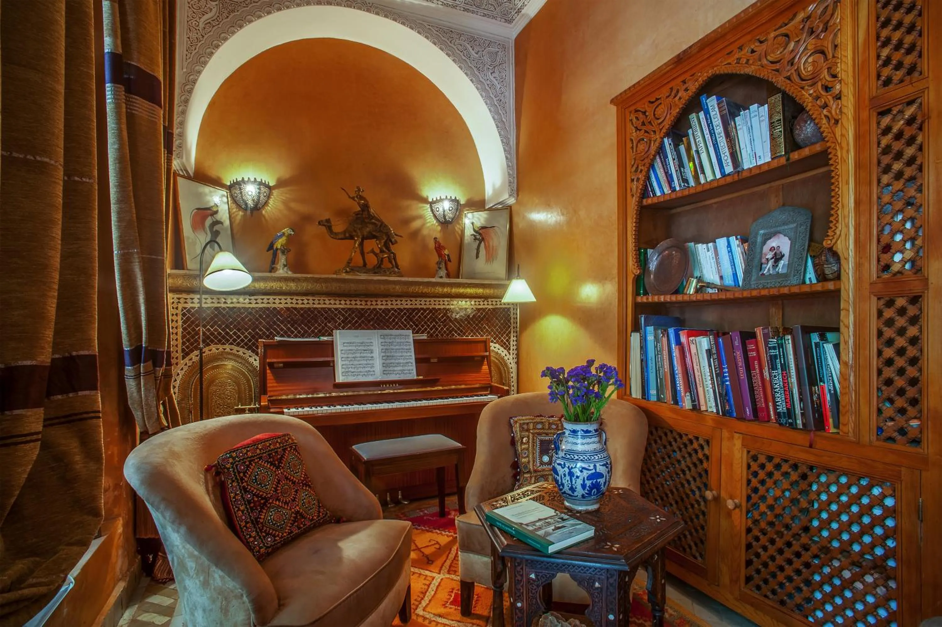 Library in Riad & Spa Laurence Olivier