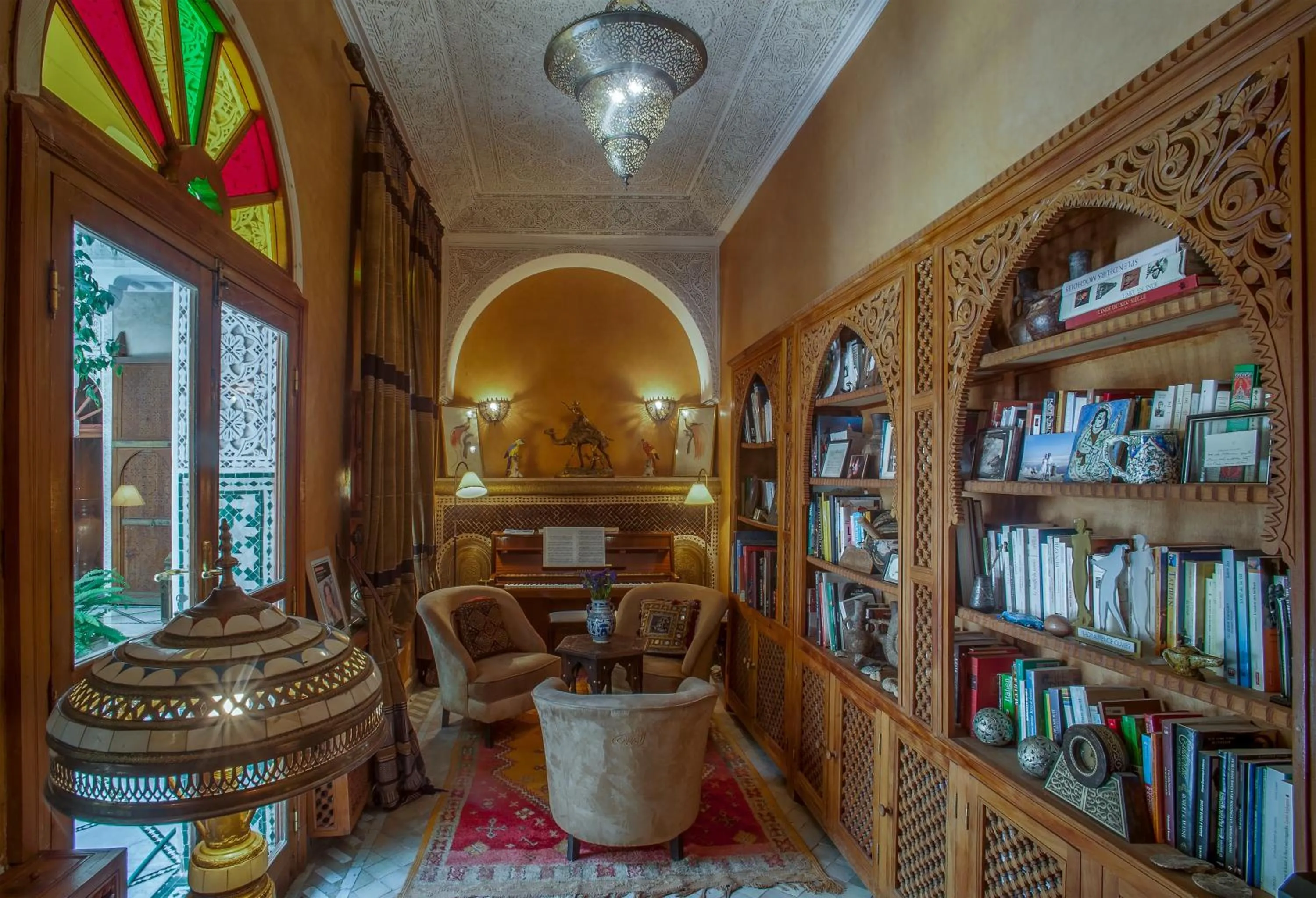 Library in Riad & Spa Laurence Olivier