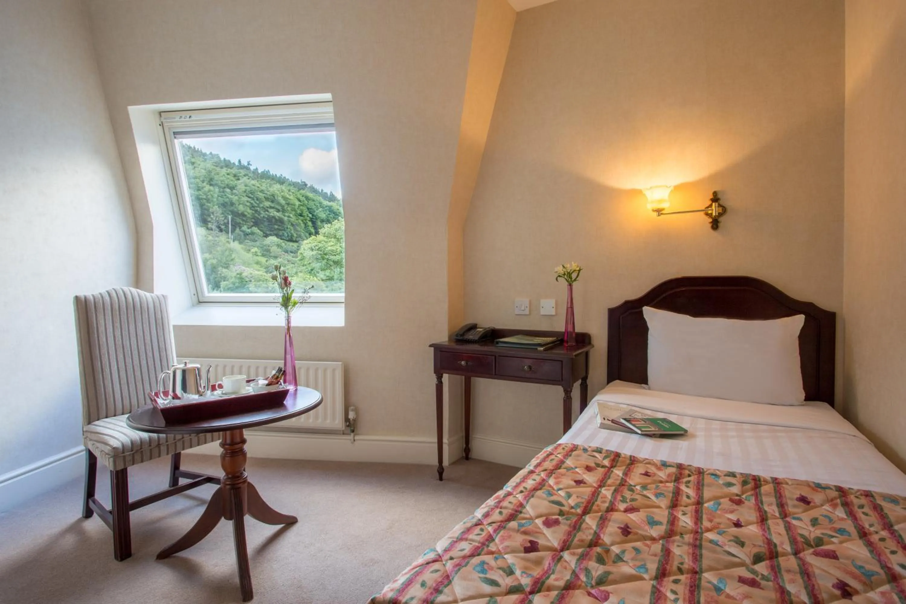 Shower, Bed in The Glendalough Hotel