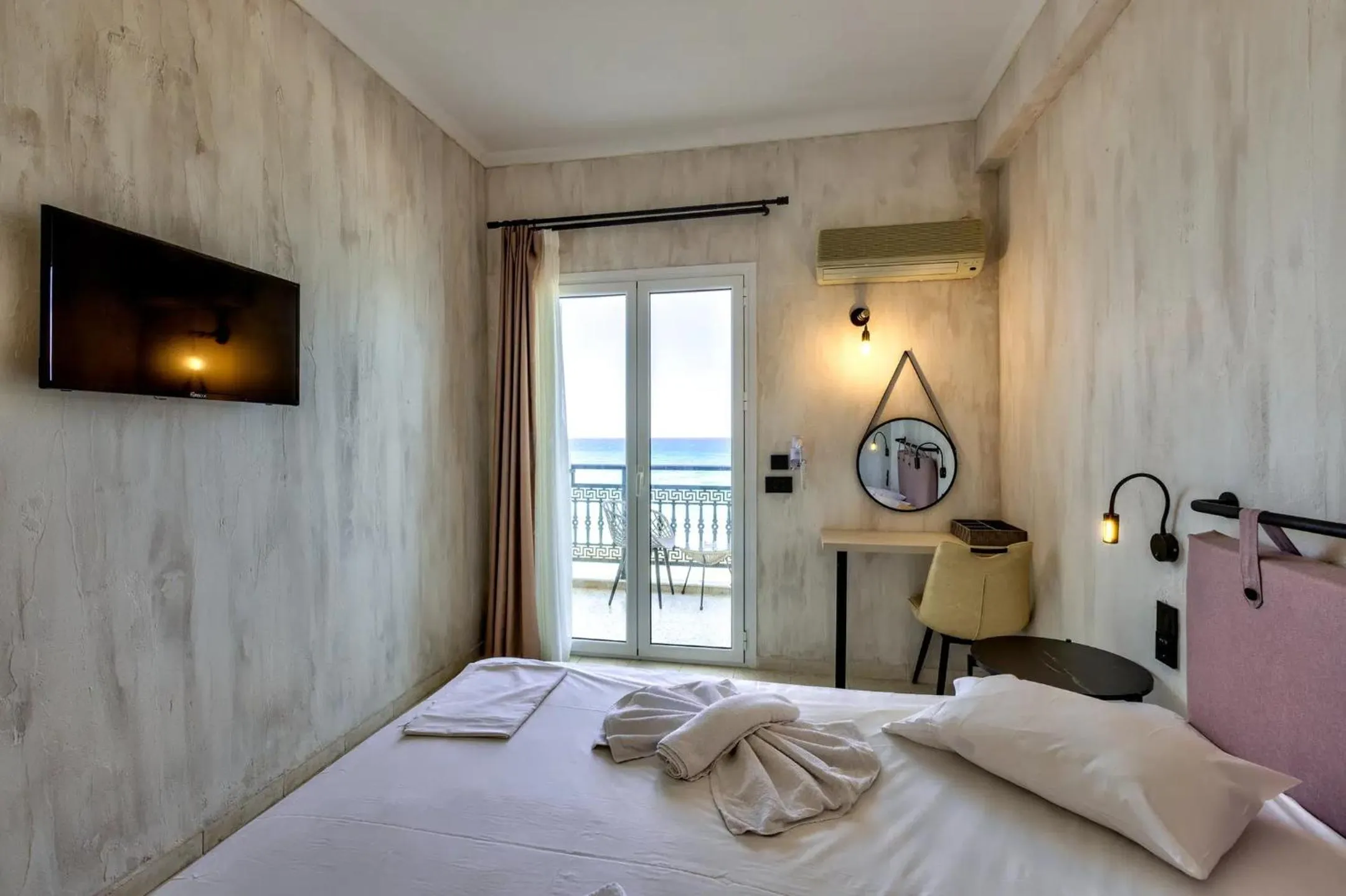 Bedroom, Bed in Argassi Beach Hotel