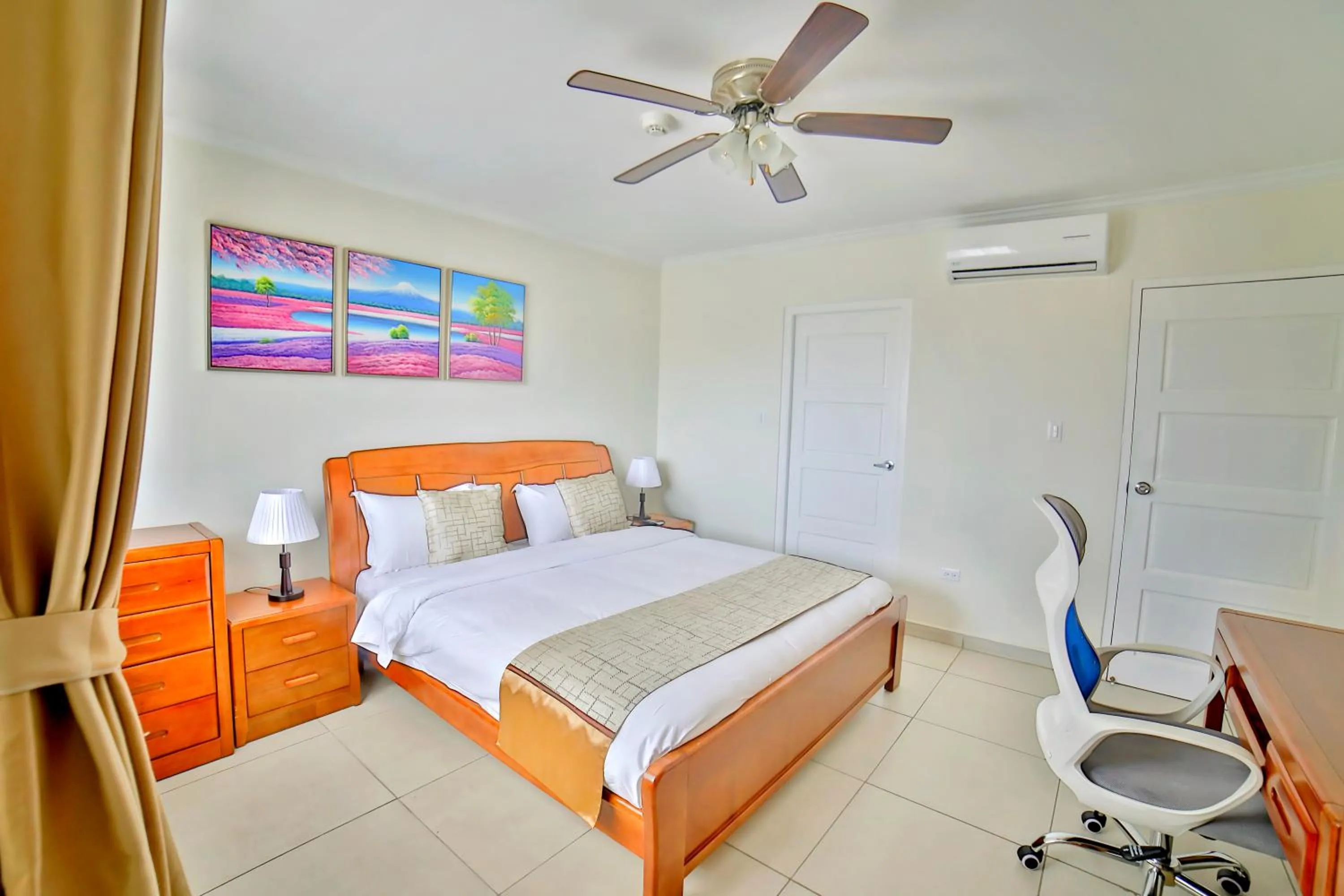 Bed in Pearl Aruba Condos