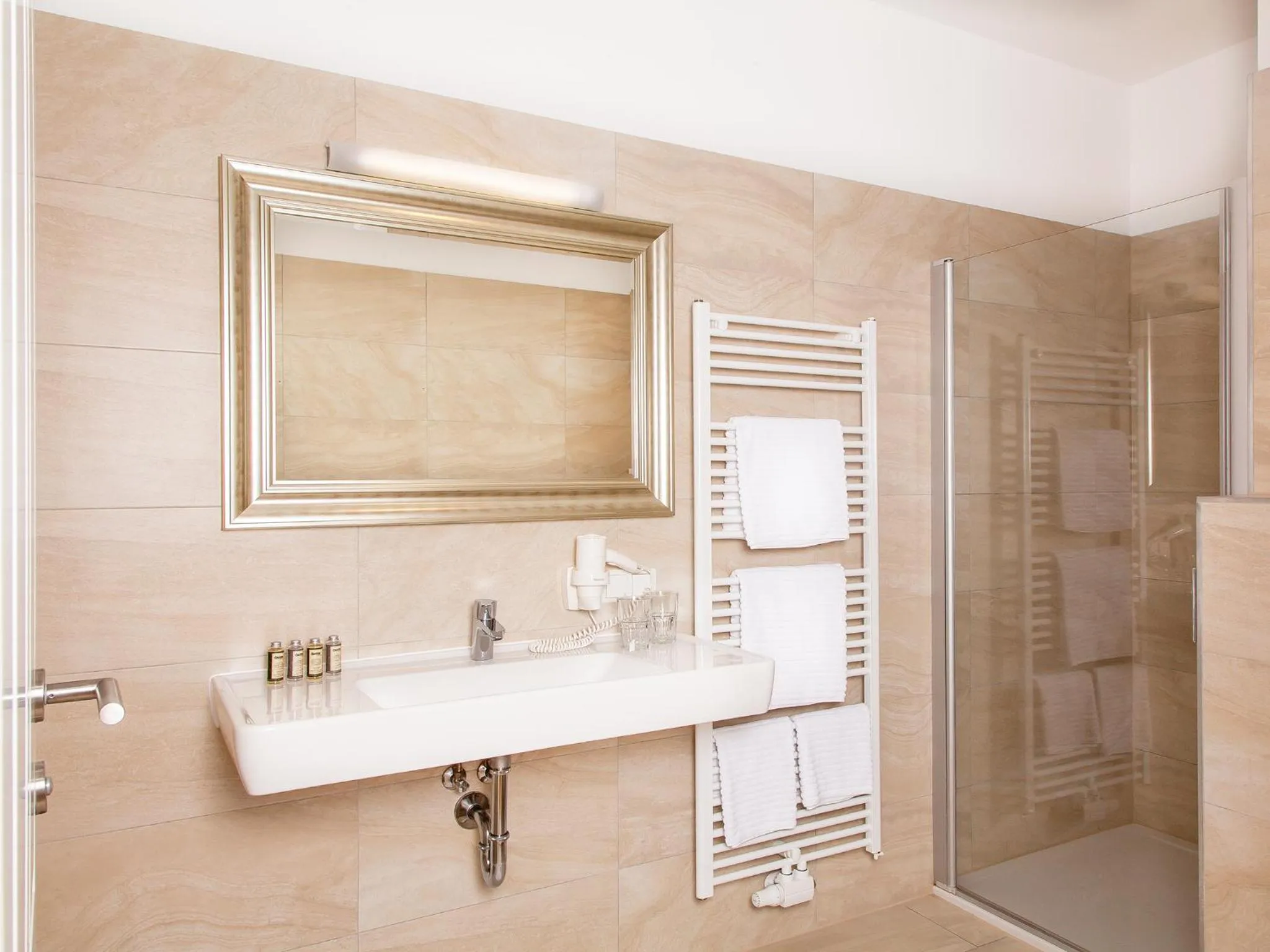 Shower in Pfeiler's Bürgerstüberl - Hotel