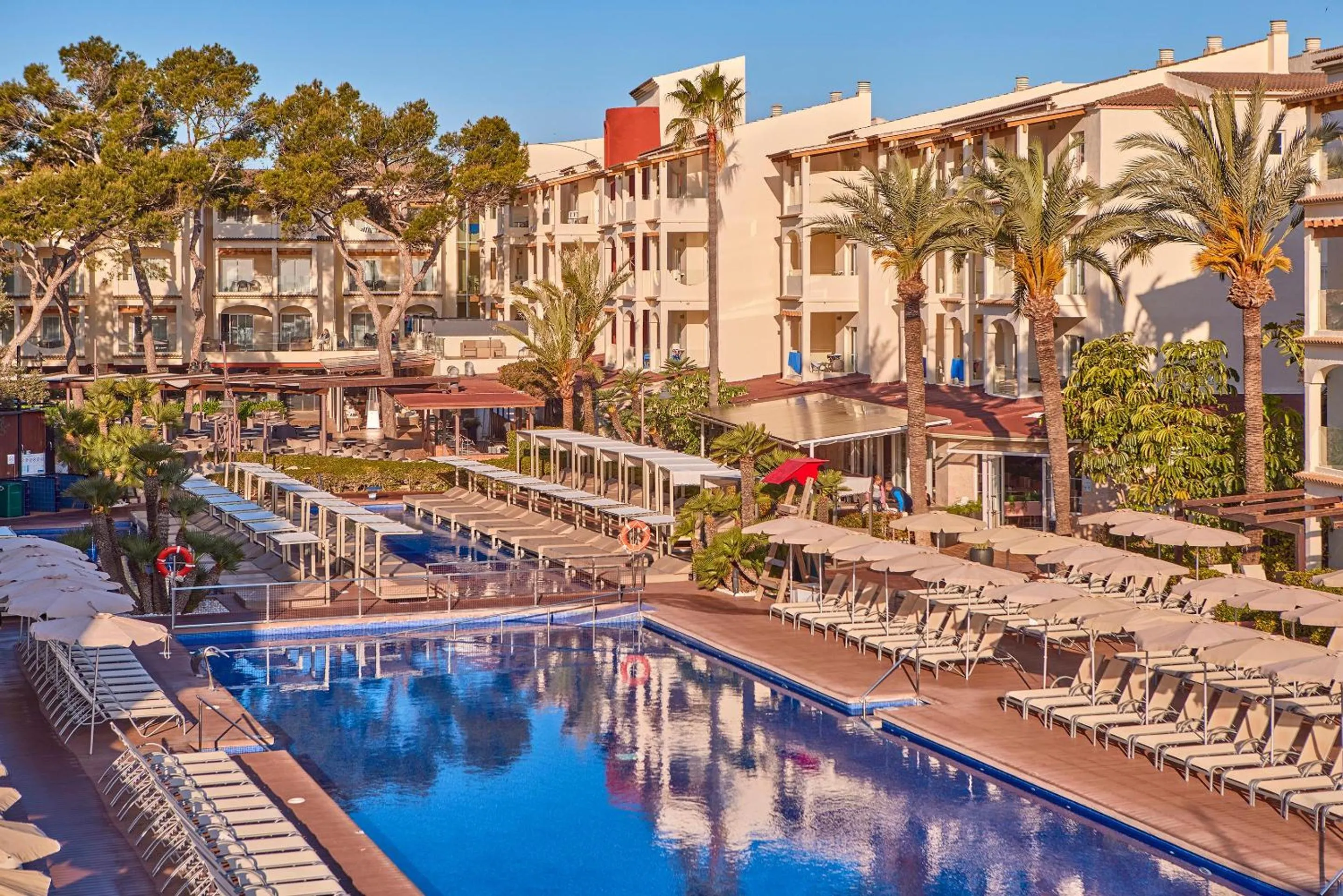Swimming pool in Zafiro Bahia