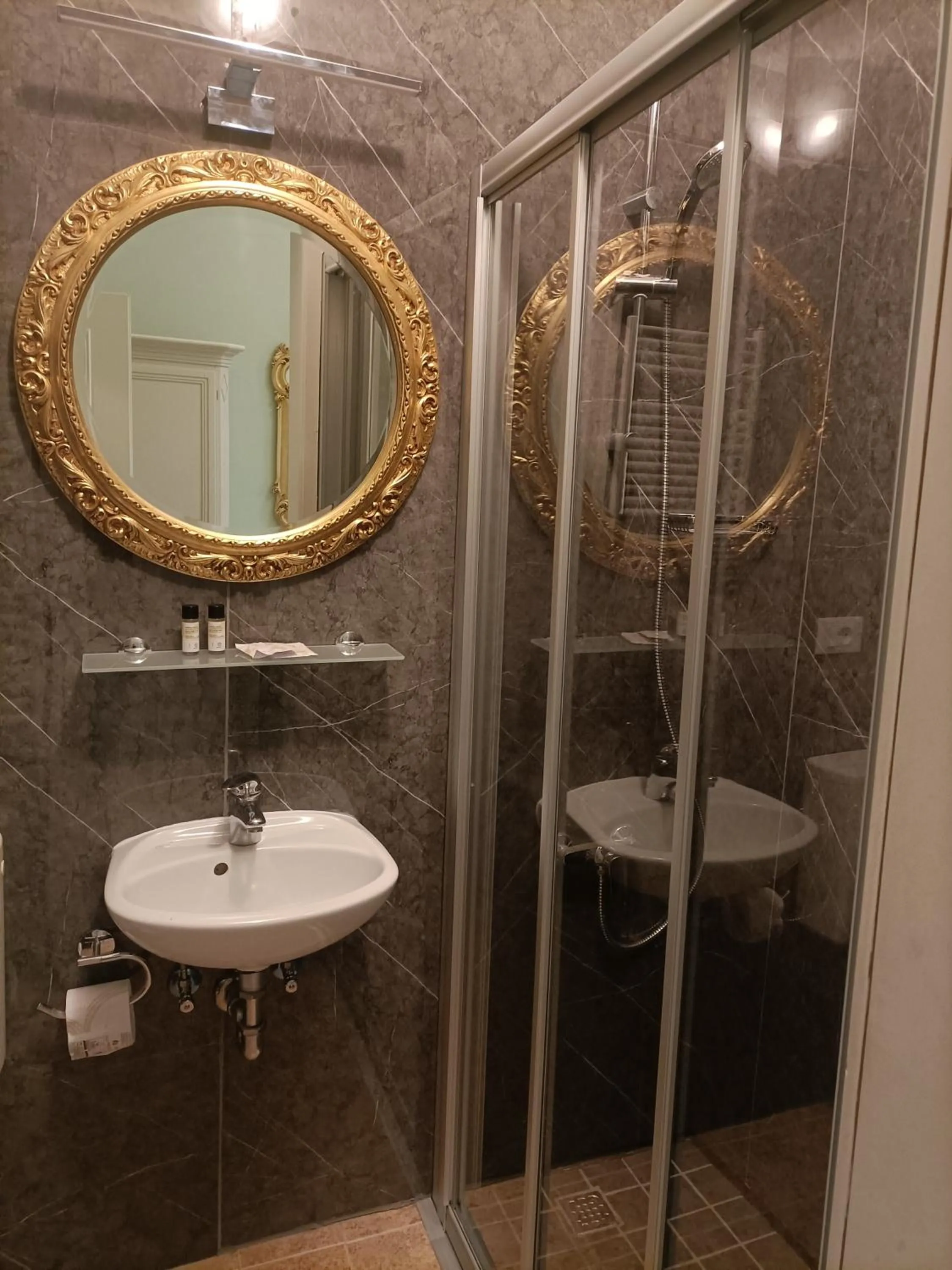 Shower in Palazzo Lion Morosini - Check in presso Locanda Ai Santi Apostoli