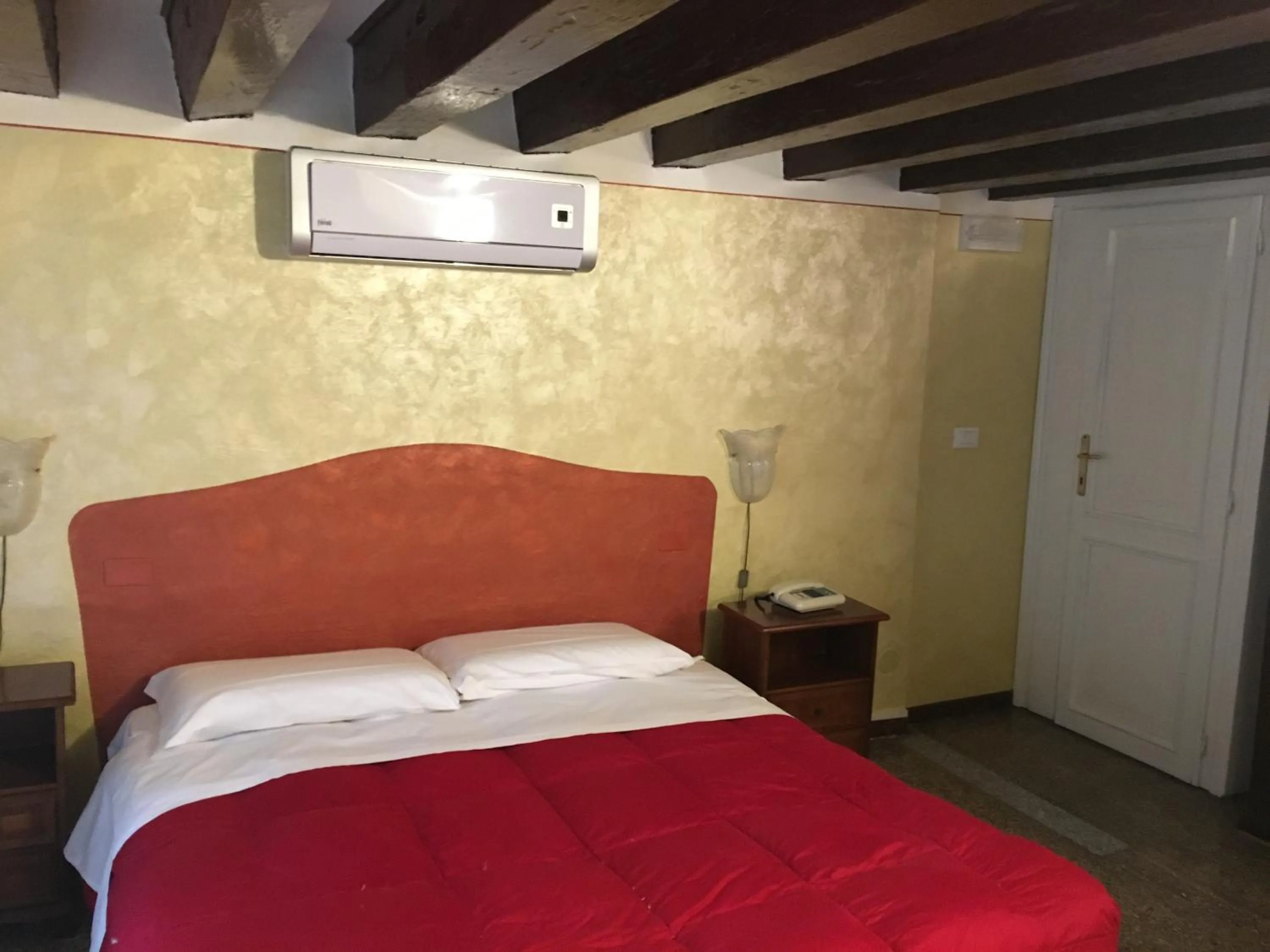 Bedroom, Bed in Palazzo Lion Morosini - Check in presso Locanda Ai Santi Apostoli