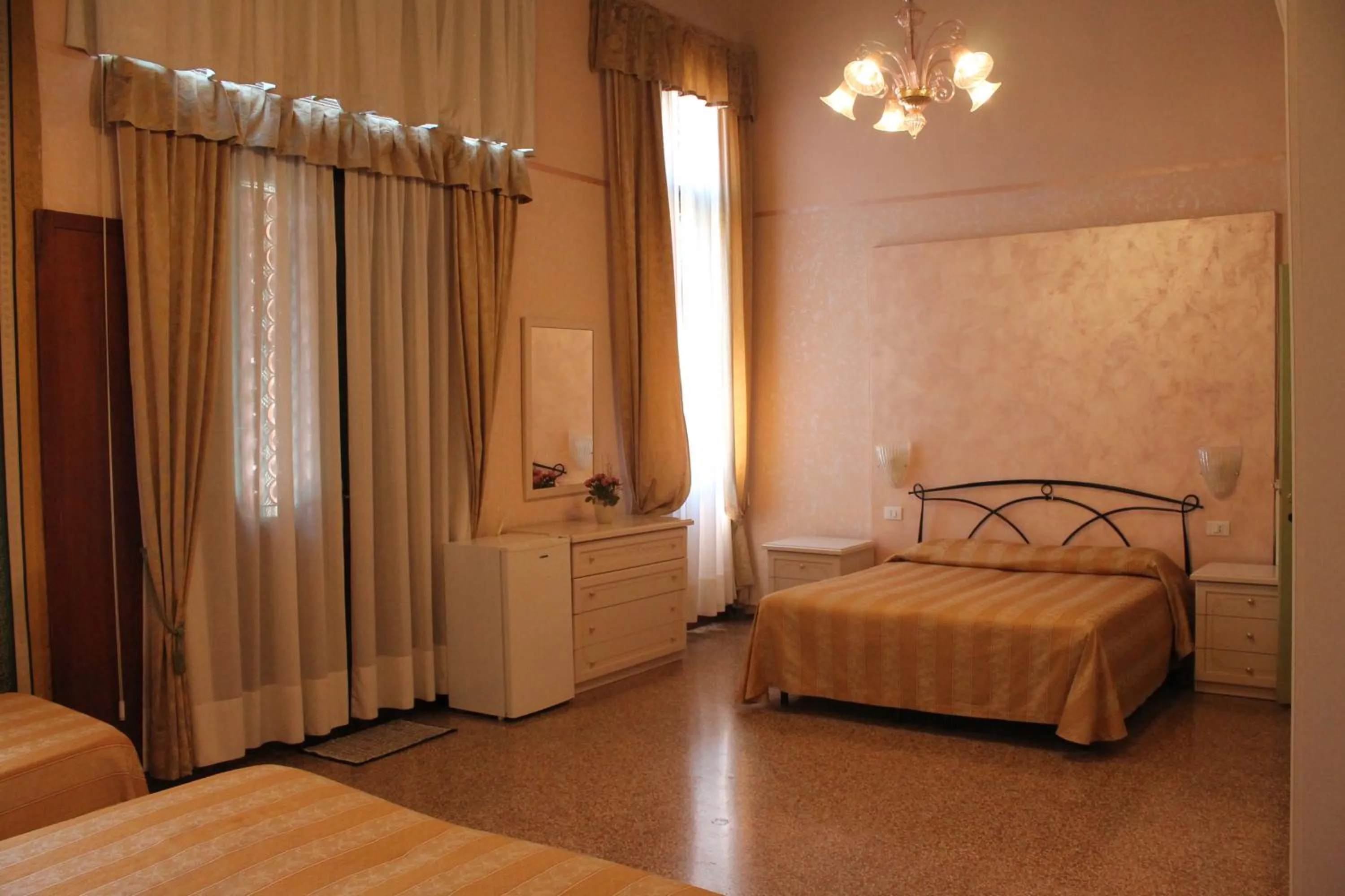 Coffee/tea facilities, Bed in Palazzo Lion Morosini - Check in presso Locanda Ai Santi Apostoli