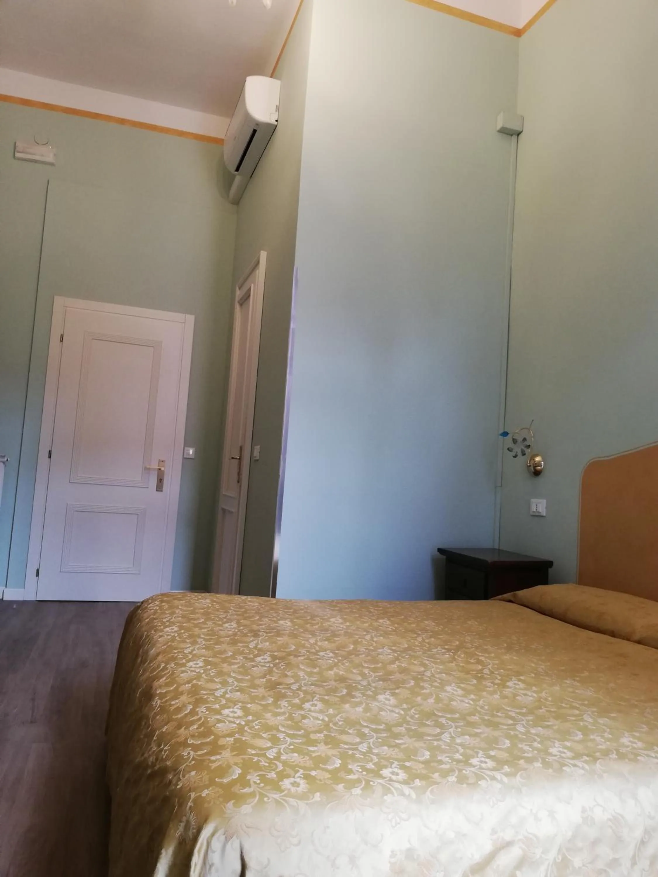 River view, Bed in Palazzo Lion Morosini - Check in presso Locanda Ai Santi Apostoli