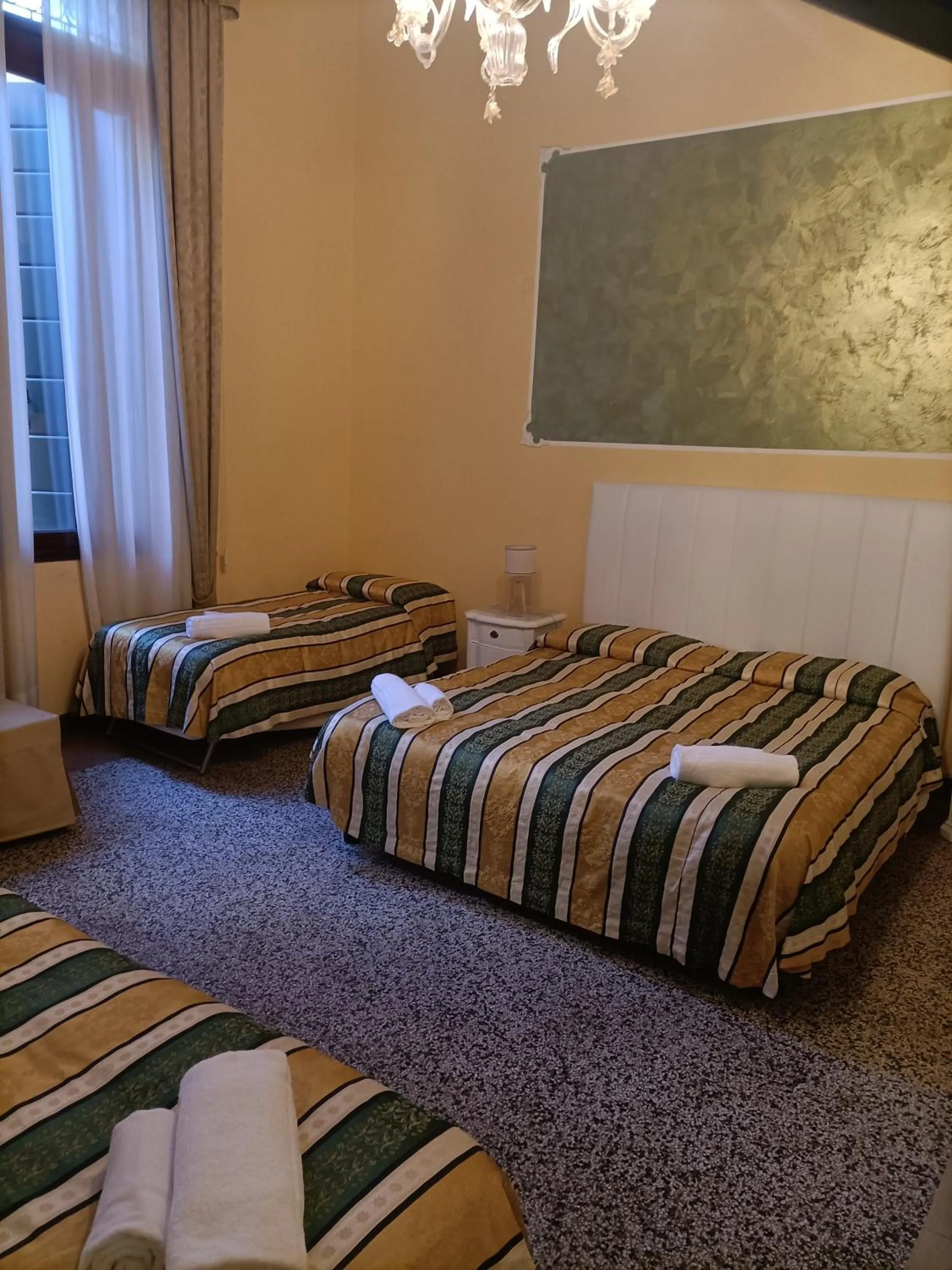 Shower, Bed in Palazzo Lion Morosini - Check in presso Locanda Ai Santi Apostoli