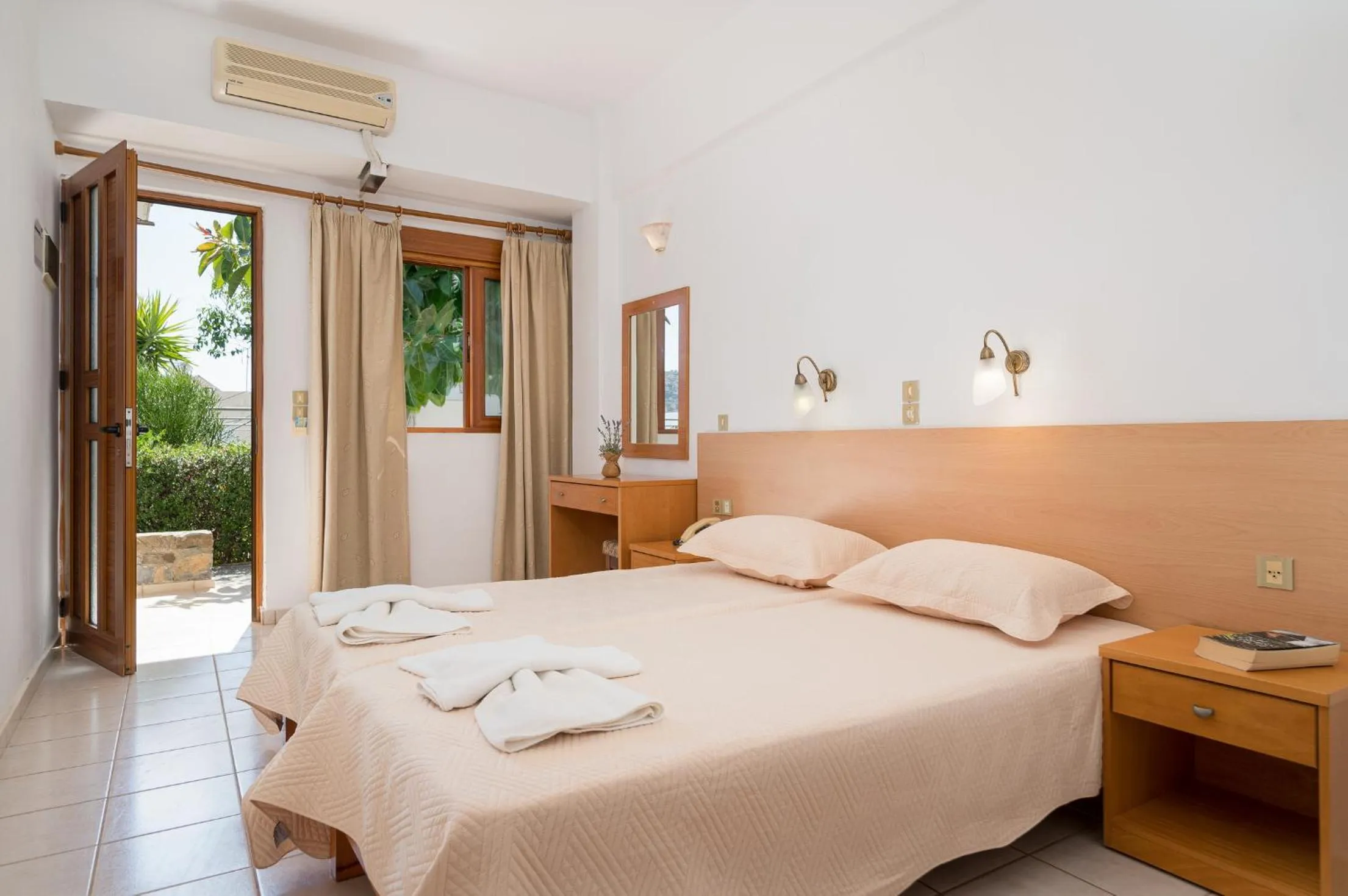 Bedroom, Bed in Adonis Hotel