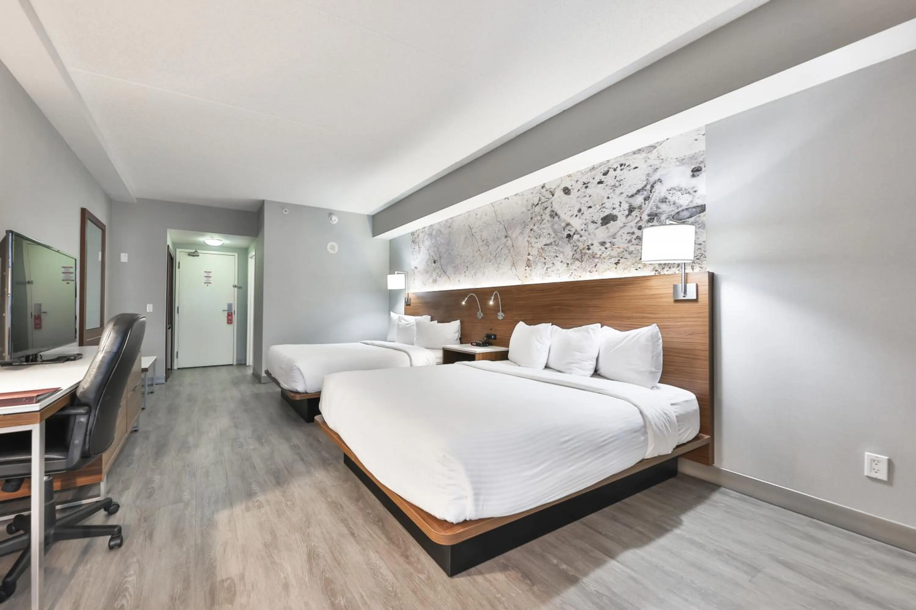 Bedroom, Bed in Admiral Inn Mississauga