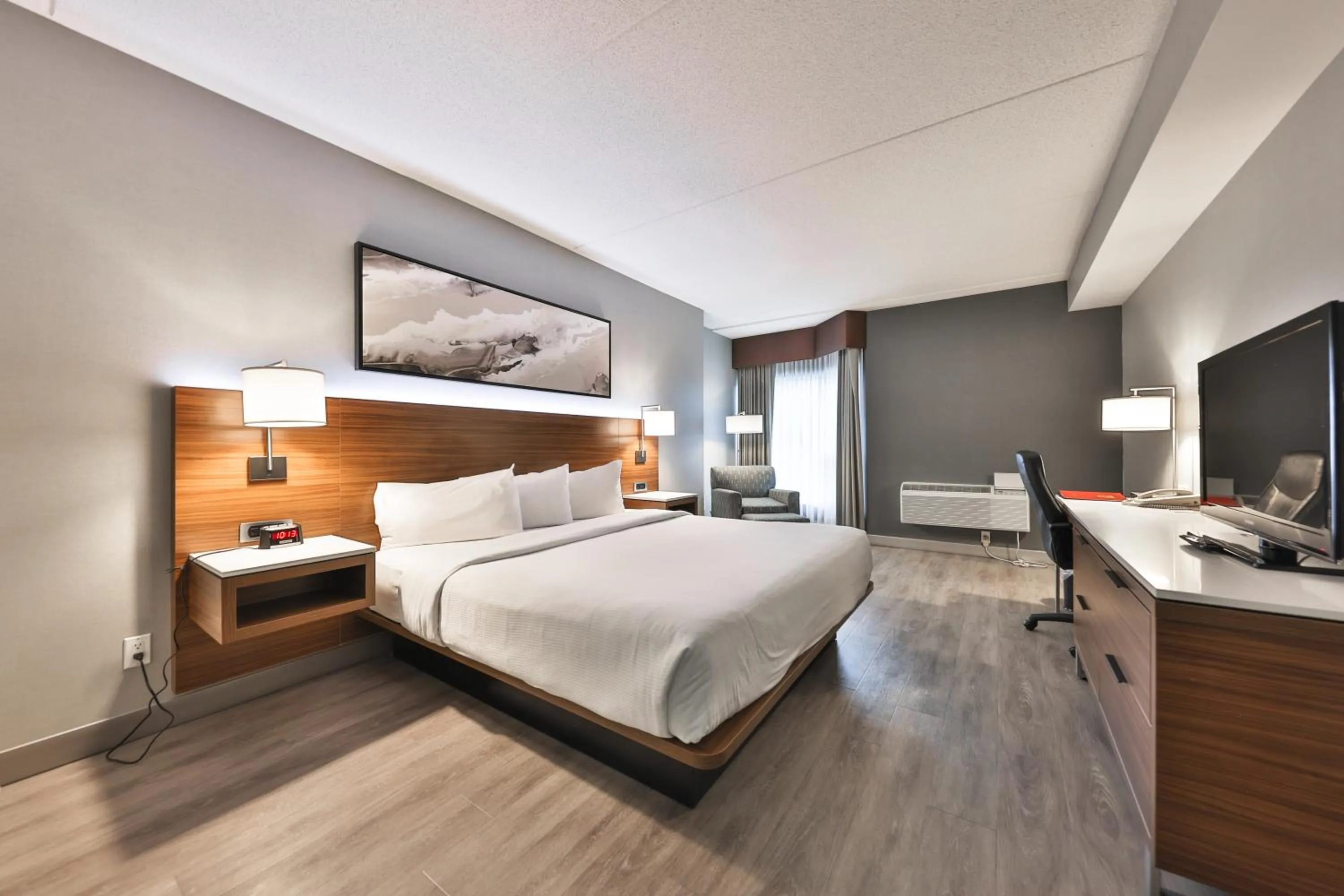 Bed in Admiral Inn Mississauga