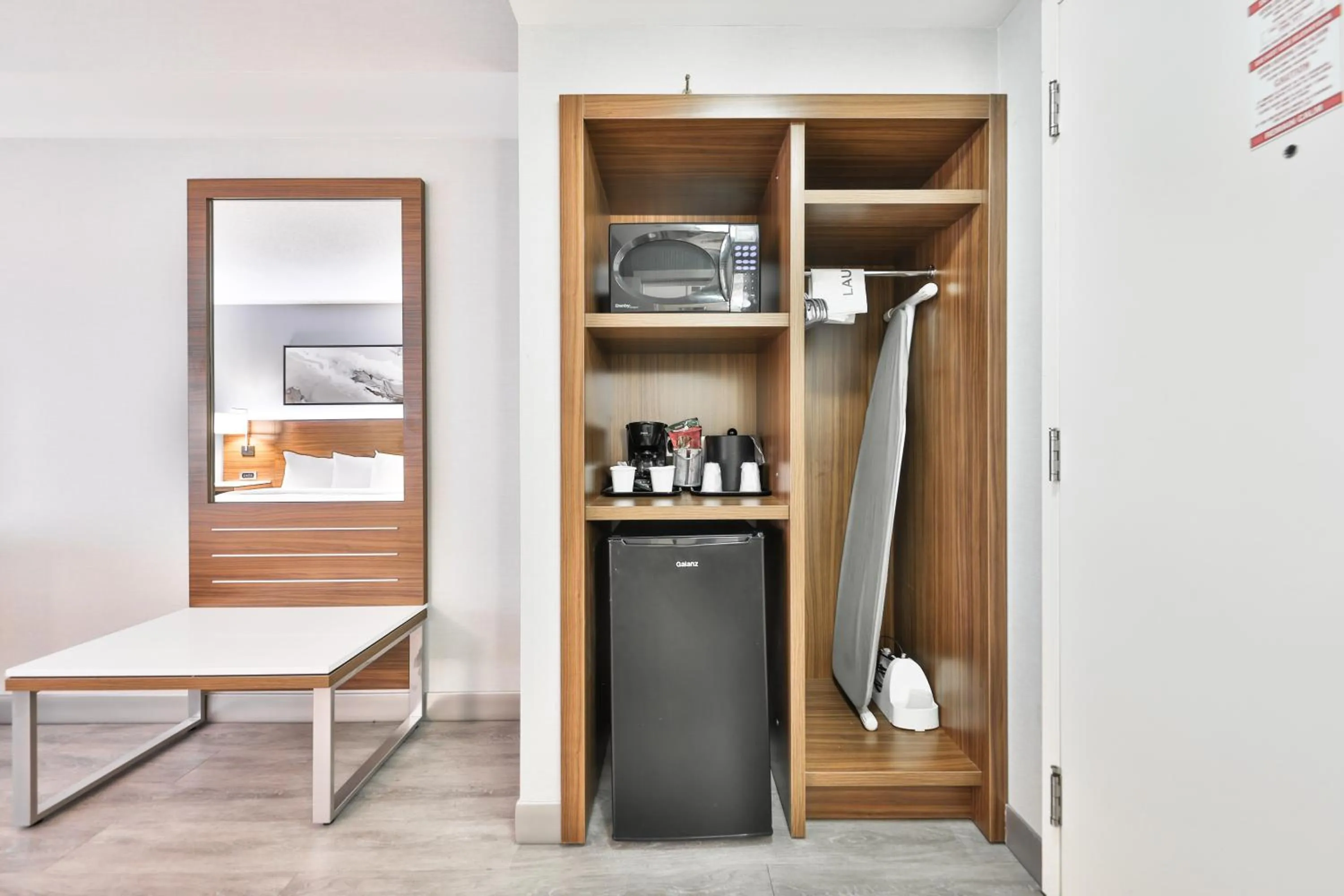 Bedroom in Admiral Inn Mississauga