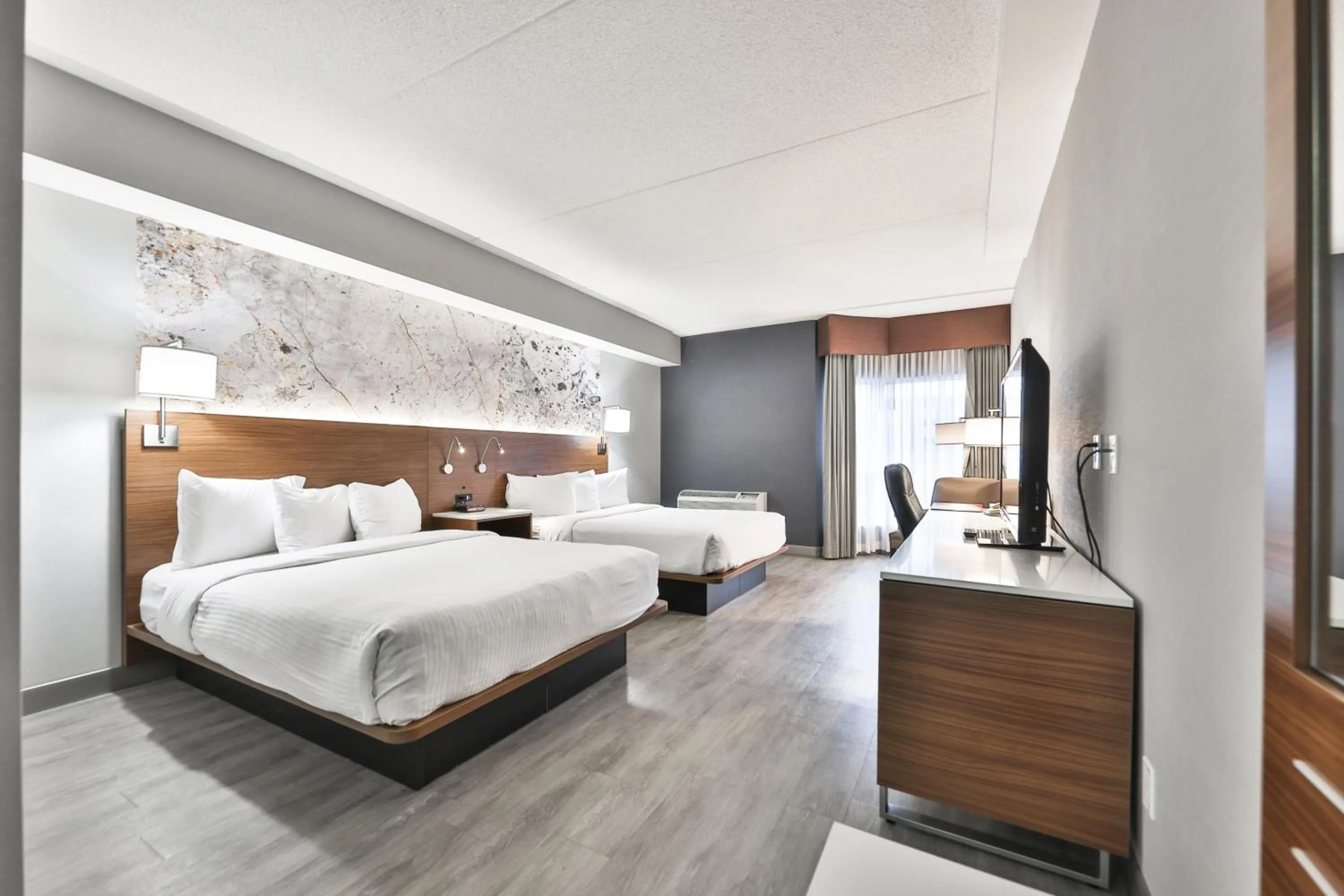 Bed in Admiral Inn Mississauga