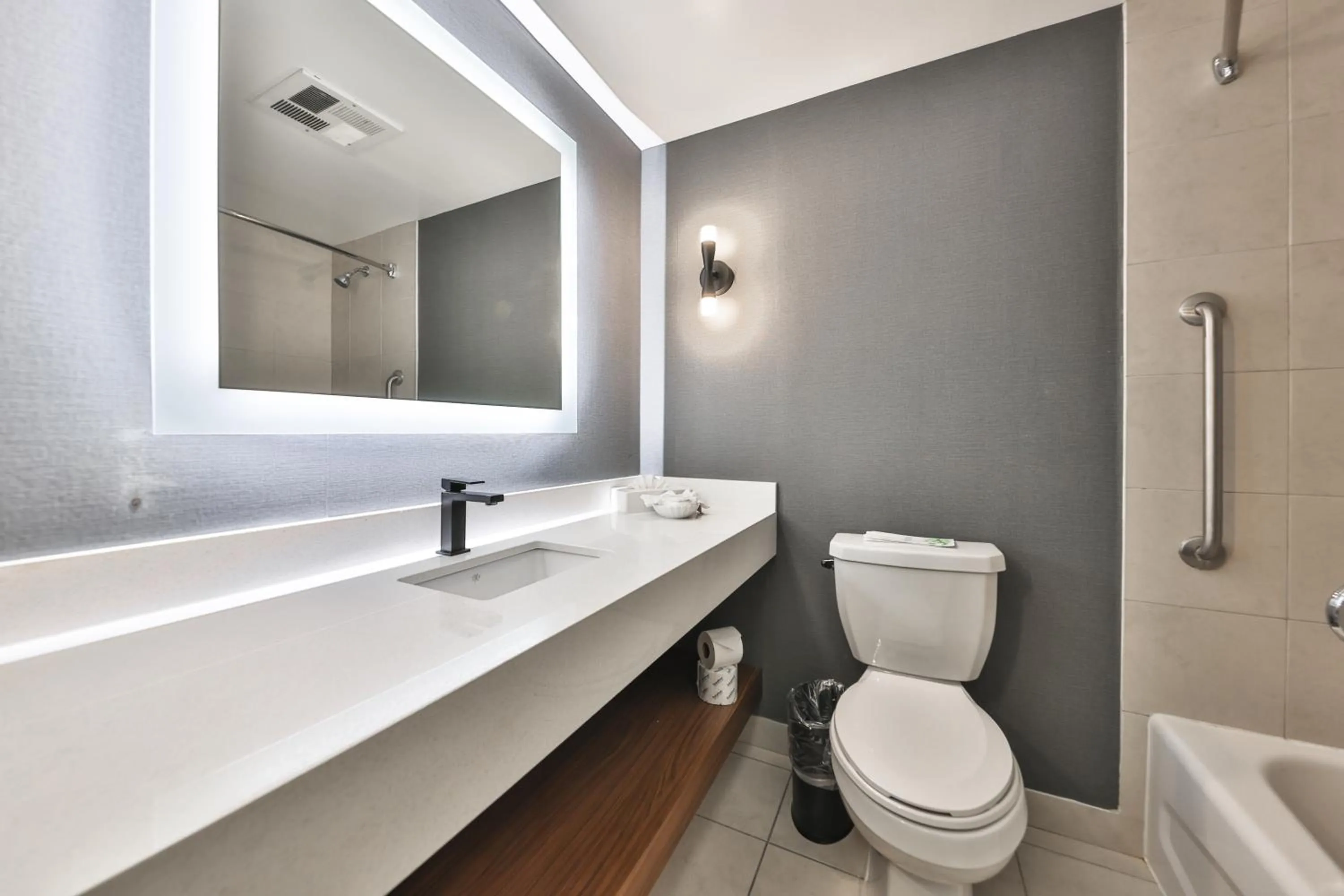 Bathroom in Admiral Inn Mississauga