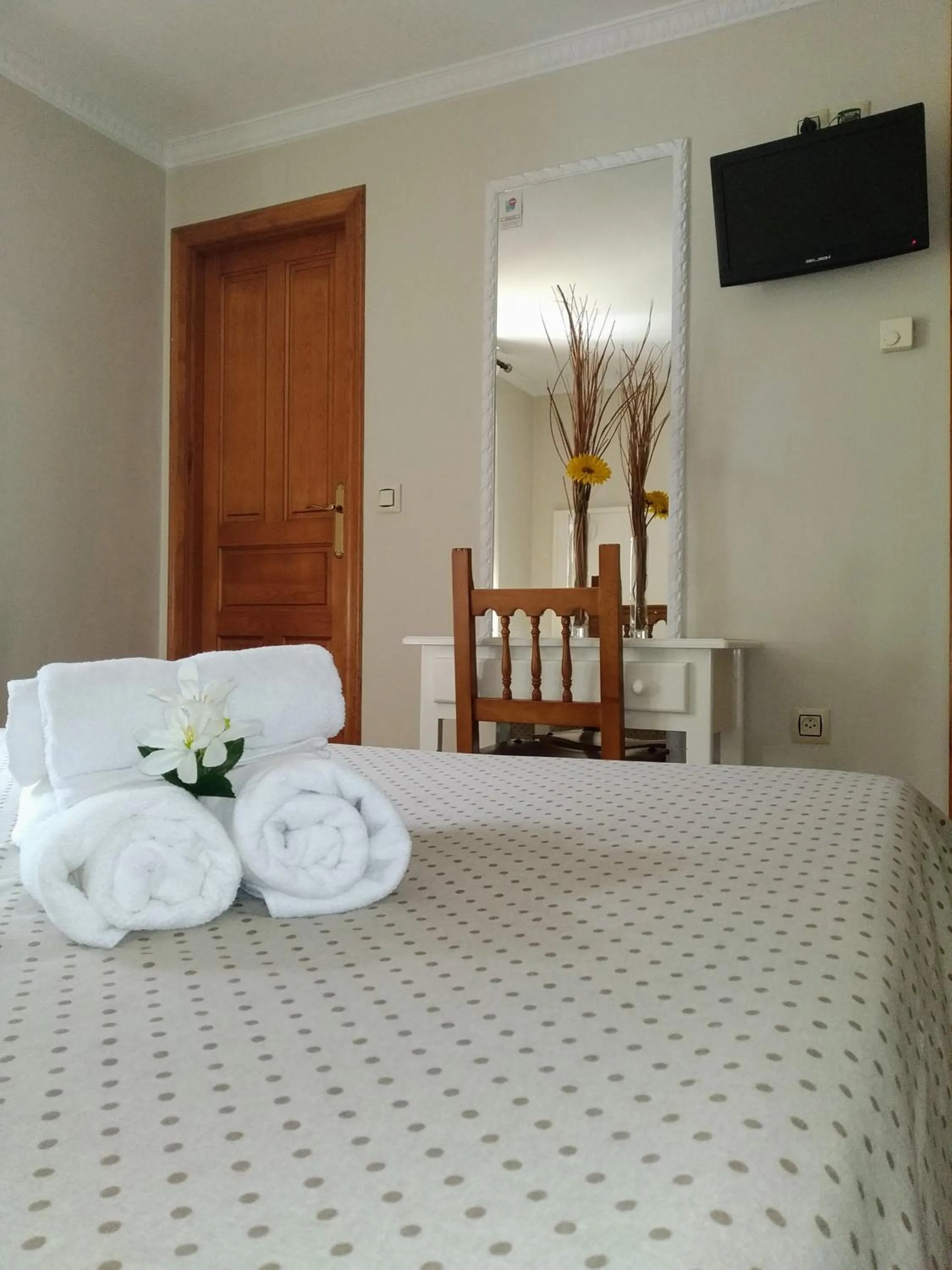 Bedroom, Bed in Hotel Puente Vidosa