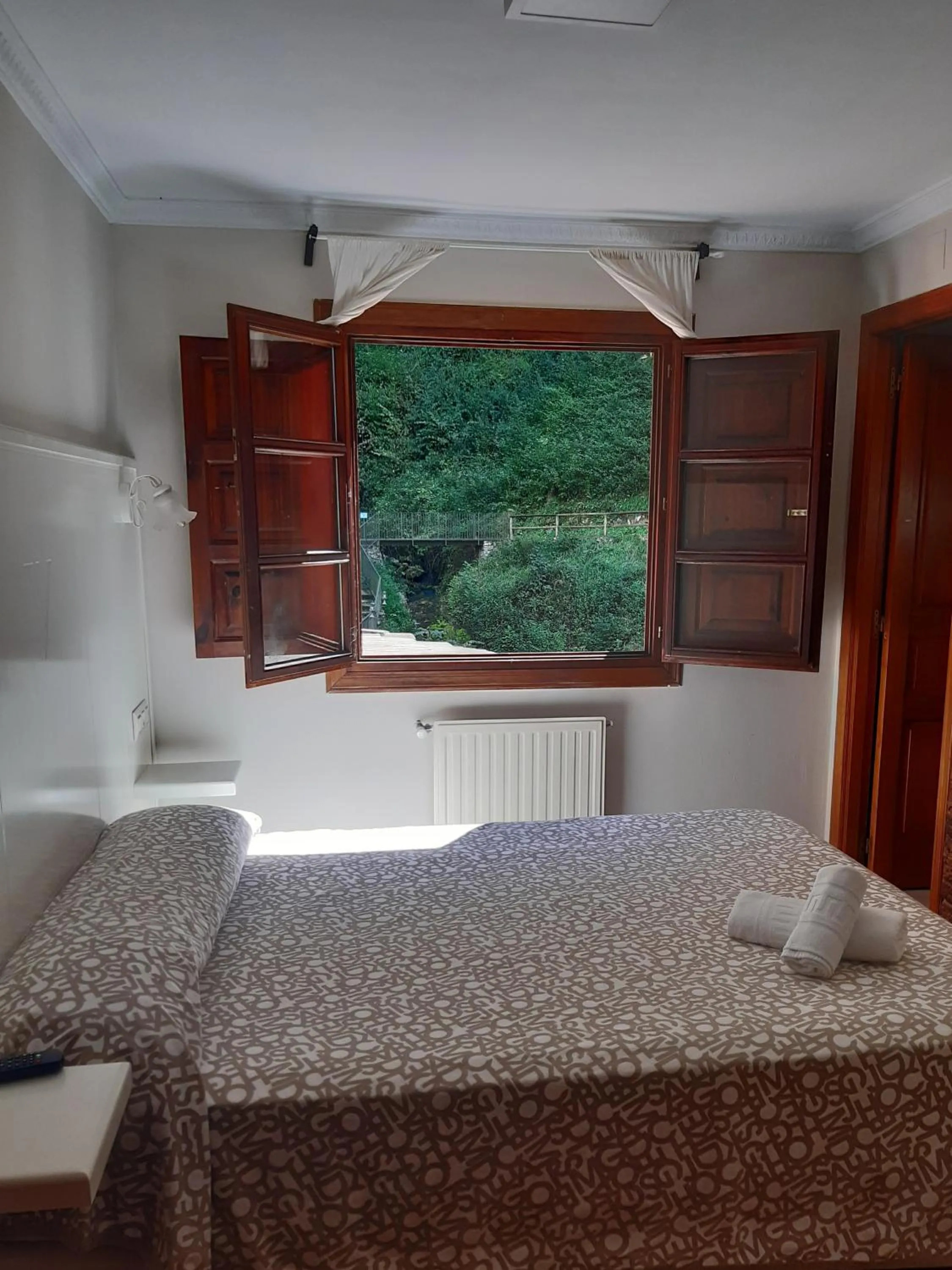 Bedroom, Bed in Hotel Puente Vidosa