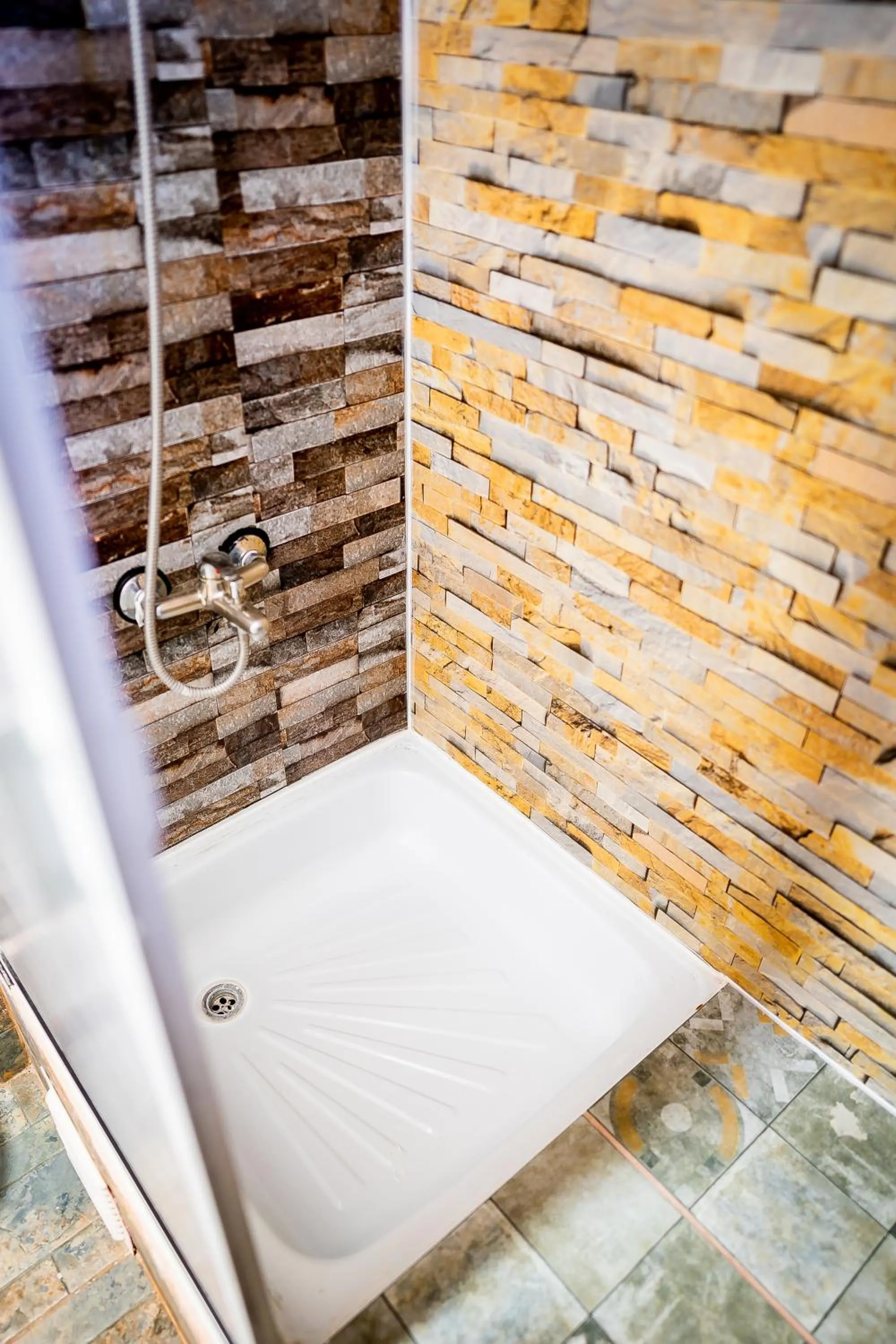Shower in Hostal Alcázar