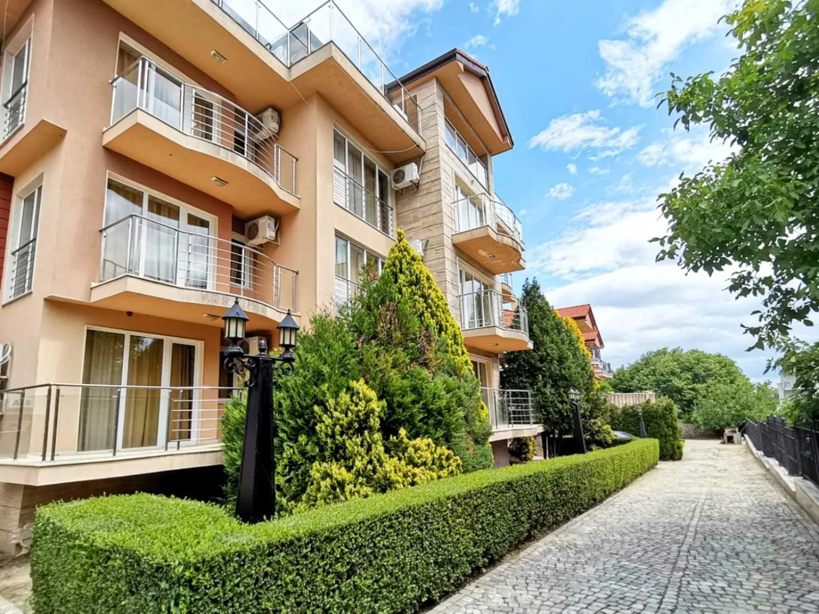 Patio in Twins Palace ApartHotel