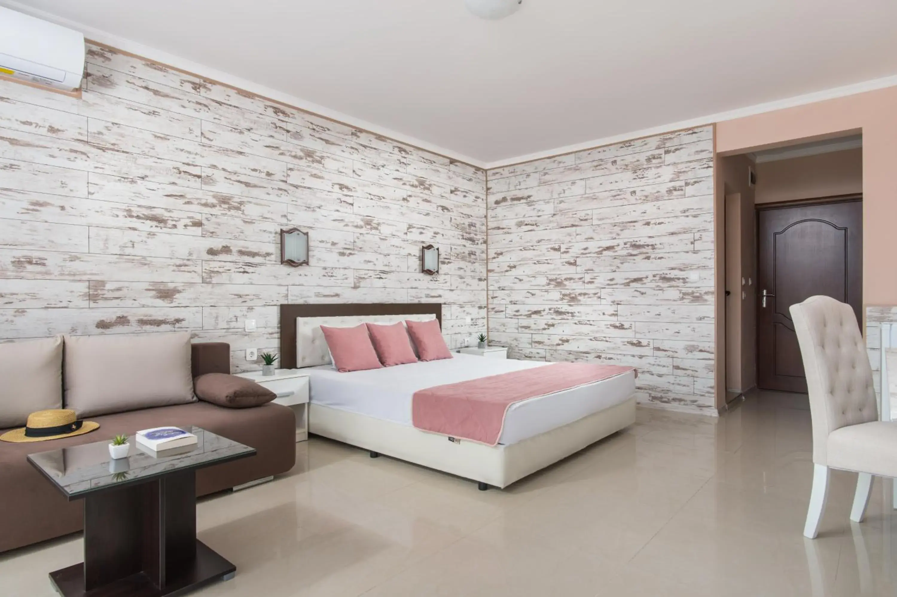 Triple Room with Terrace in Семеен хотел Golden Place Triple Room with Terrace in Семеен хотел Golden Place